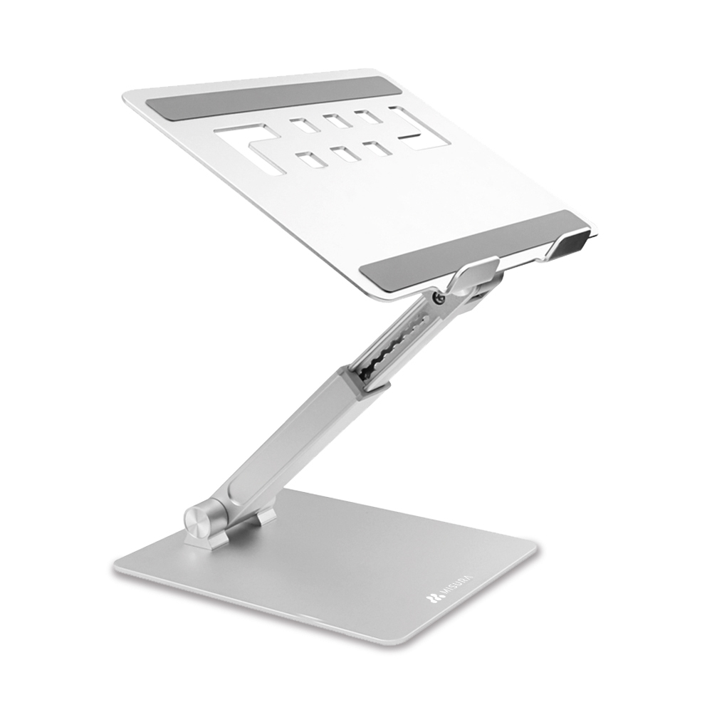 Un supporto per laptop argentato, angolato verso l'alto, su sfondo bianco. Ha una base rettangolare.