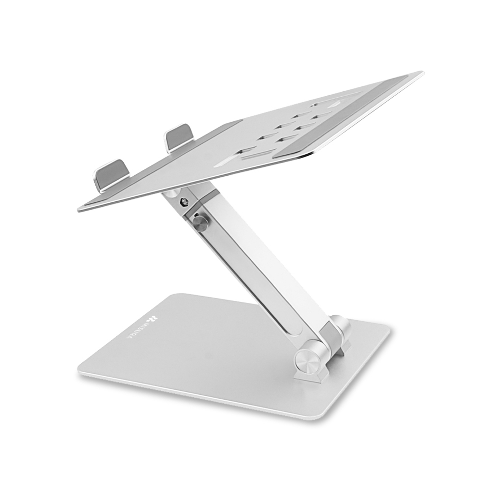 Un supporto per laptop argentato, angolato verso l'alto. Il supporto ha una base rettangolare.