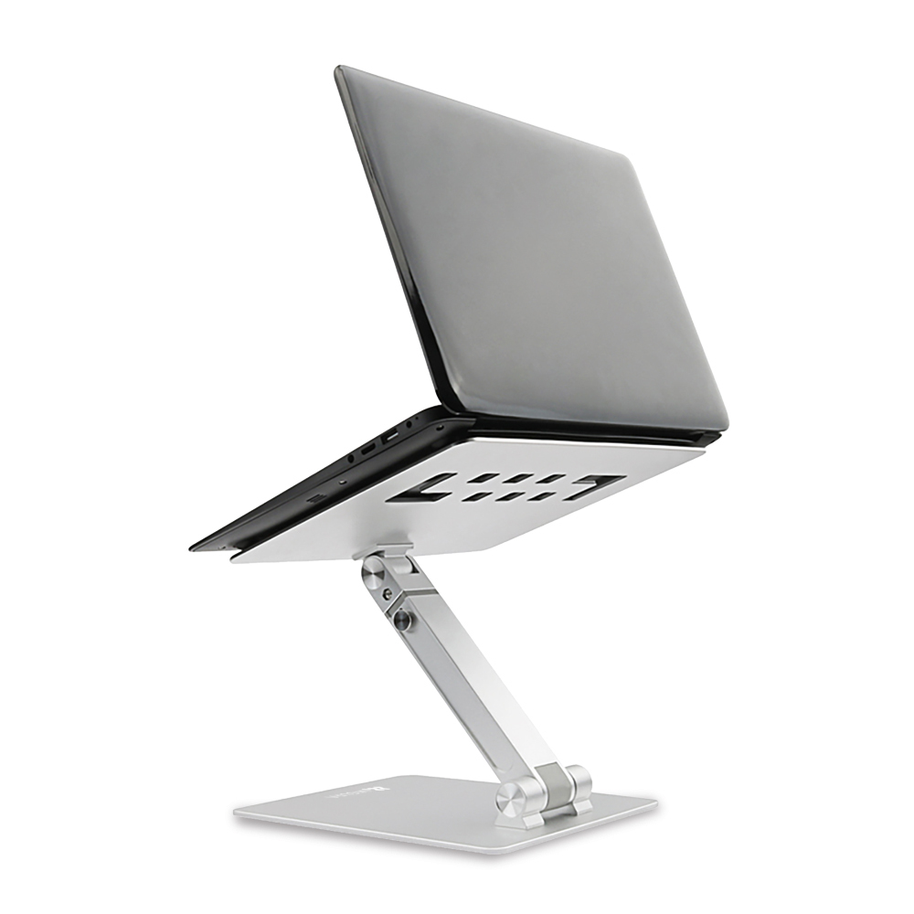 Un laptop su un supporto argentato. Il laptop è angolato verso l'alto.