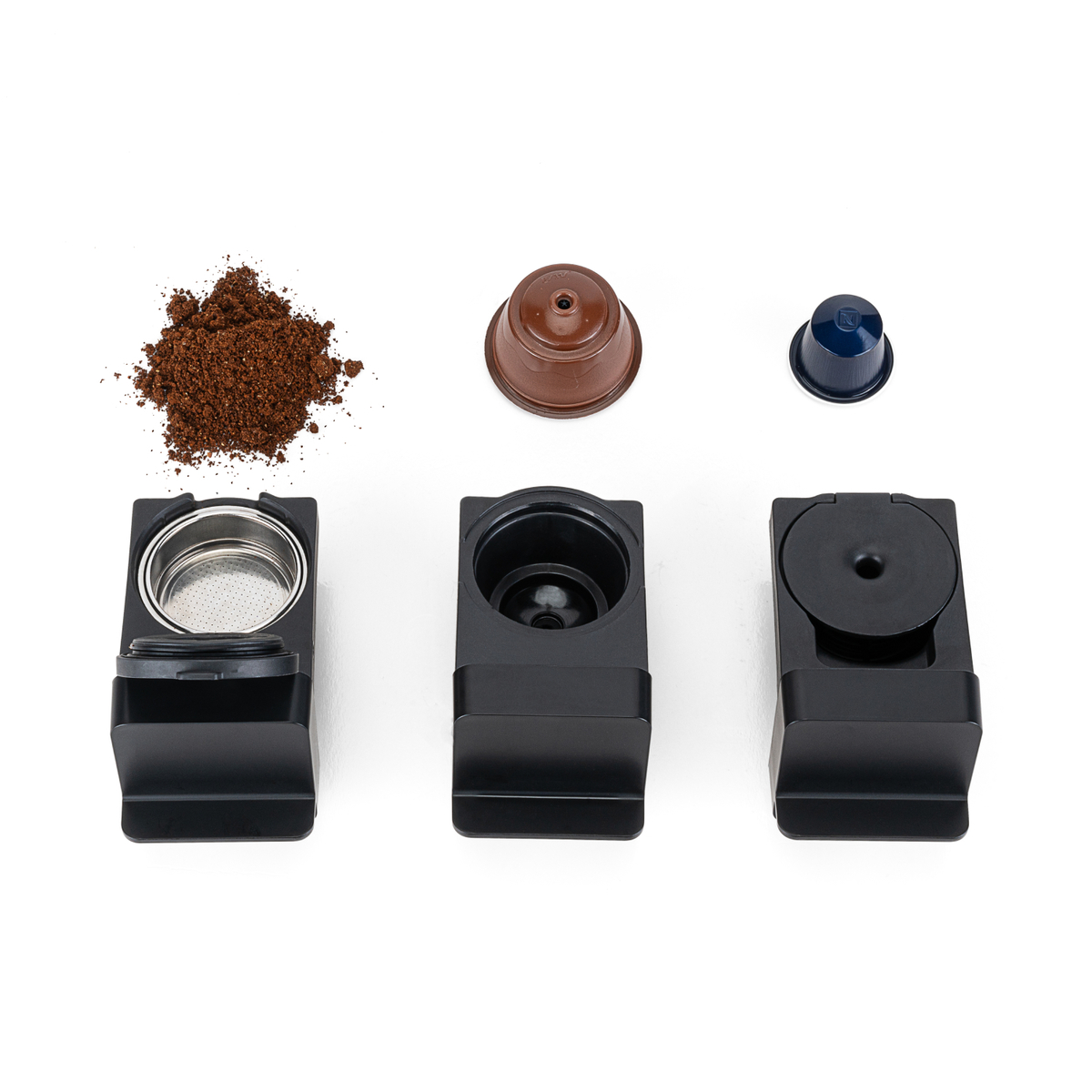 Kaffeepulver, eine braune Kapsel, eine blaue Kapsel und drei schwarze Halter.