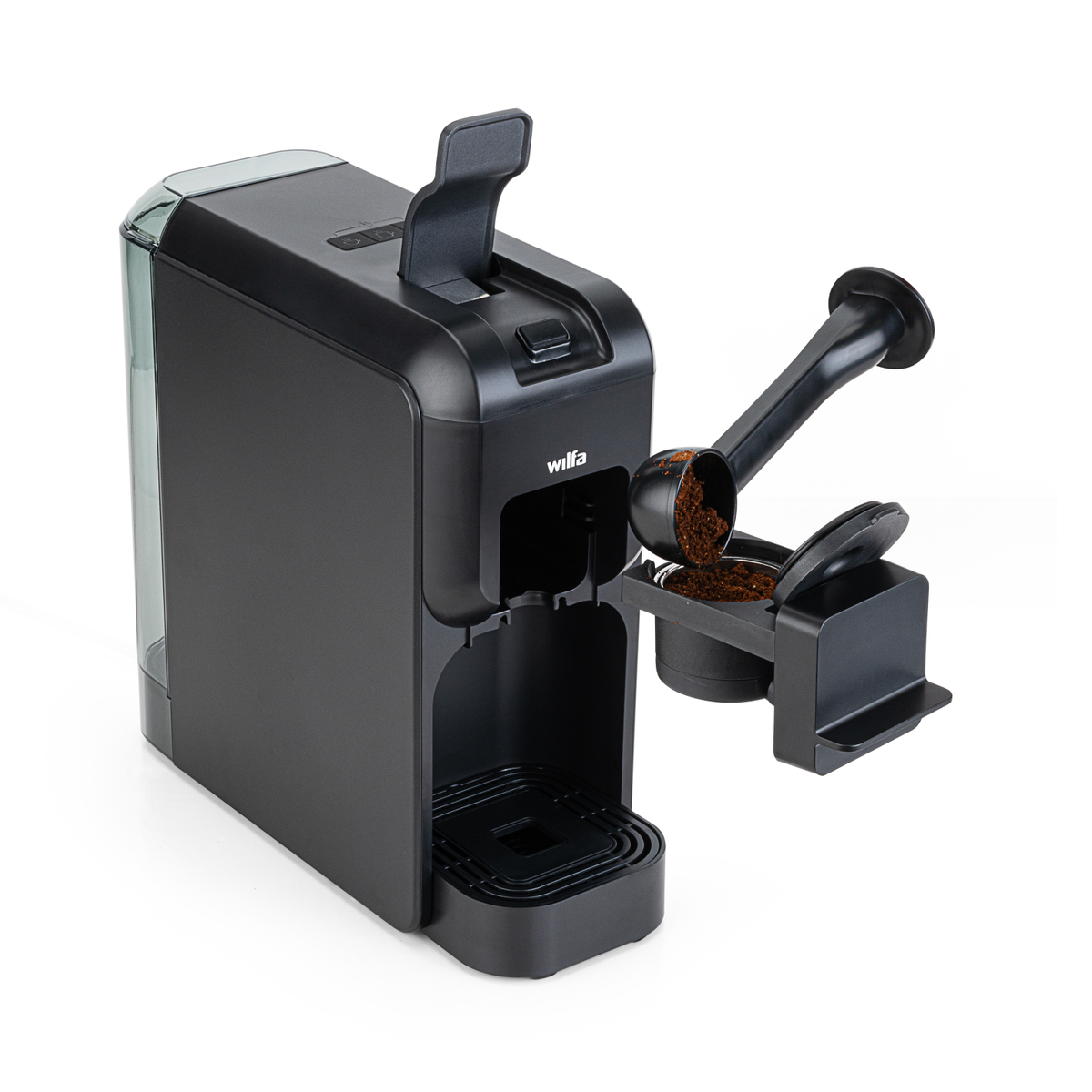 Schwarze Kaffeemaschine mit Löffel, Kaffeepulver und Kaffeekapseln, alles auf Weiß.