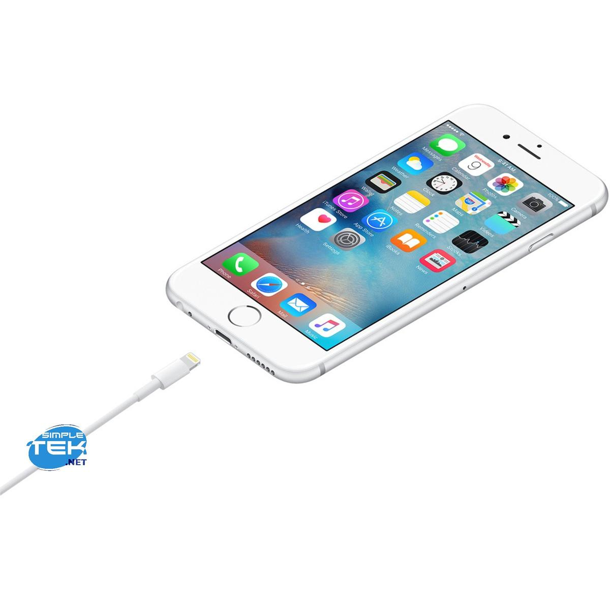 iPhone bianco con cavo bianco collegato. Il telefono mostra le icone delle app.