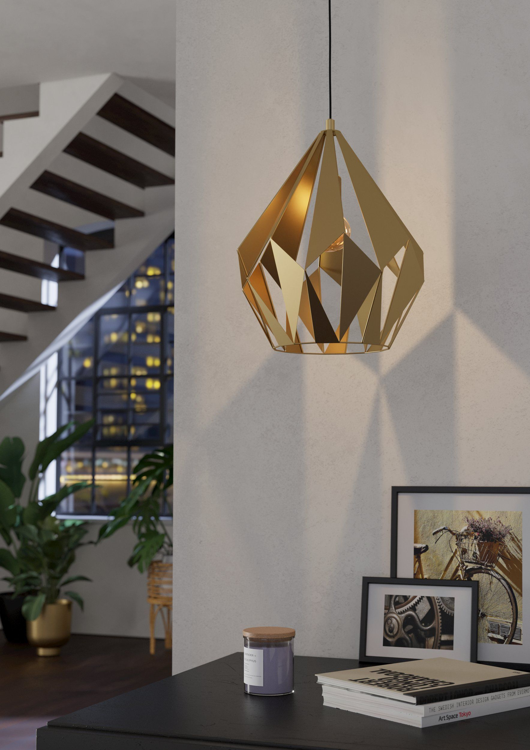 Goldene geometrische Pendelleuchte, die in einem modernen Raum hängt.