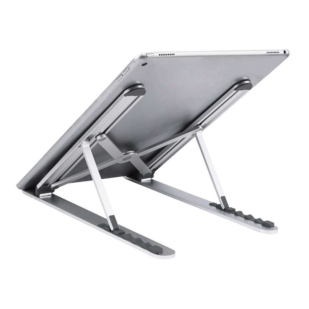 Un tablet argento su un supporto per laptop argento e bianco. Il tablet è sollevato ad angolo.