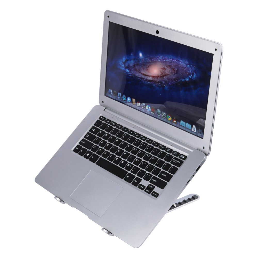 Laptop argentato su un supporto regolabile. Mostra un'immagine della galassia.