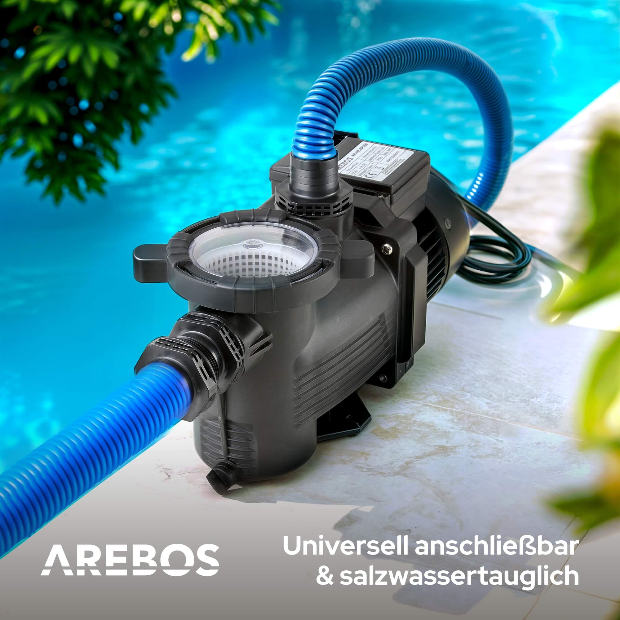 Schwarze Poolpumpe mit blauem Schlauchanschluss, Pool im Hintergrund und Text unten.