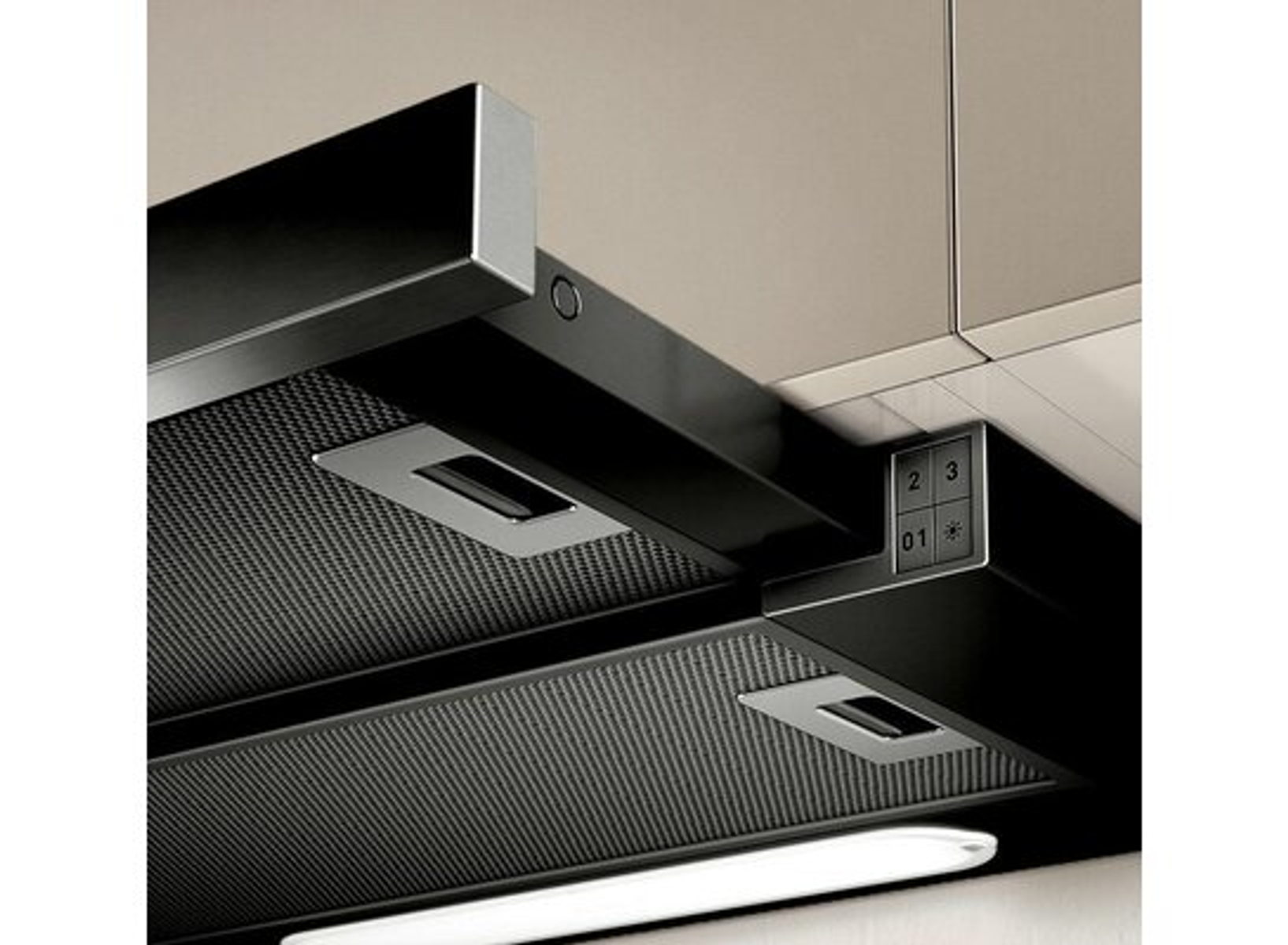 Zbliżenie czarnego okapu z przyciskami i światłami.