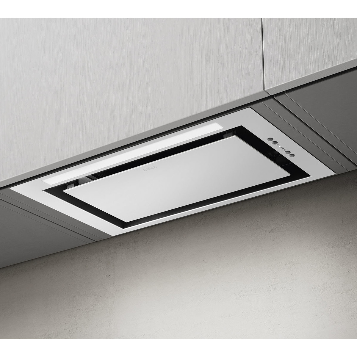 Nowoczesny okap kuchenny. Jest biały z czarną obwódką i wpuszczonym światłem.