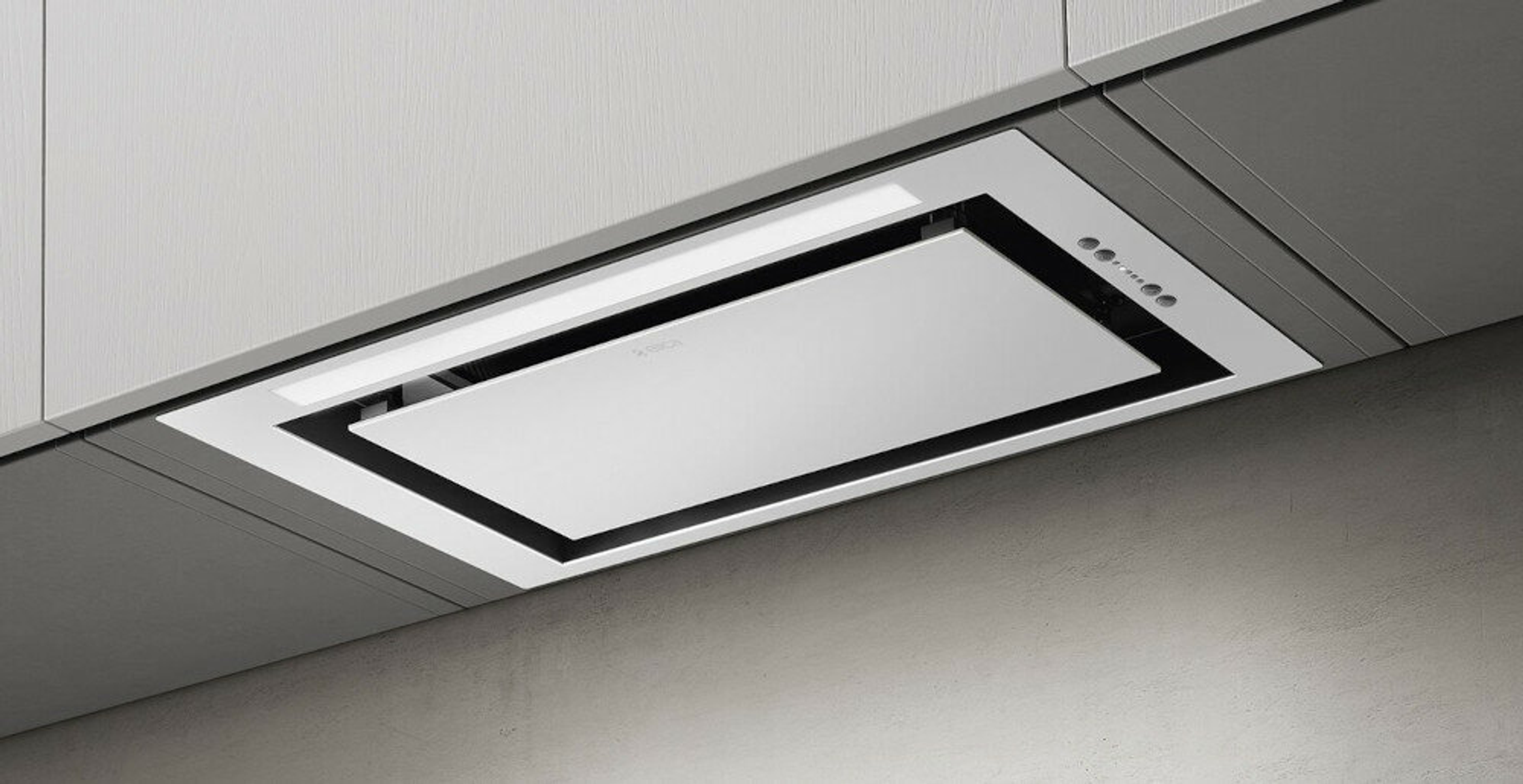 Nowoczesny biały okap kuchenny zamontowany w kuchni. Okap ma elegancki, minimalistyczny design.