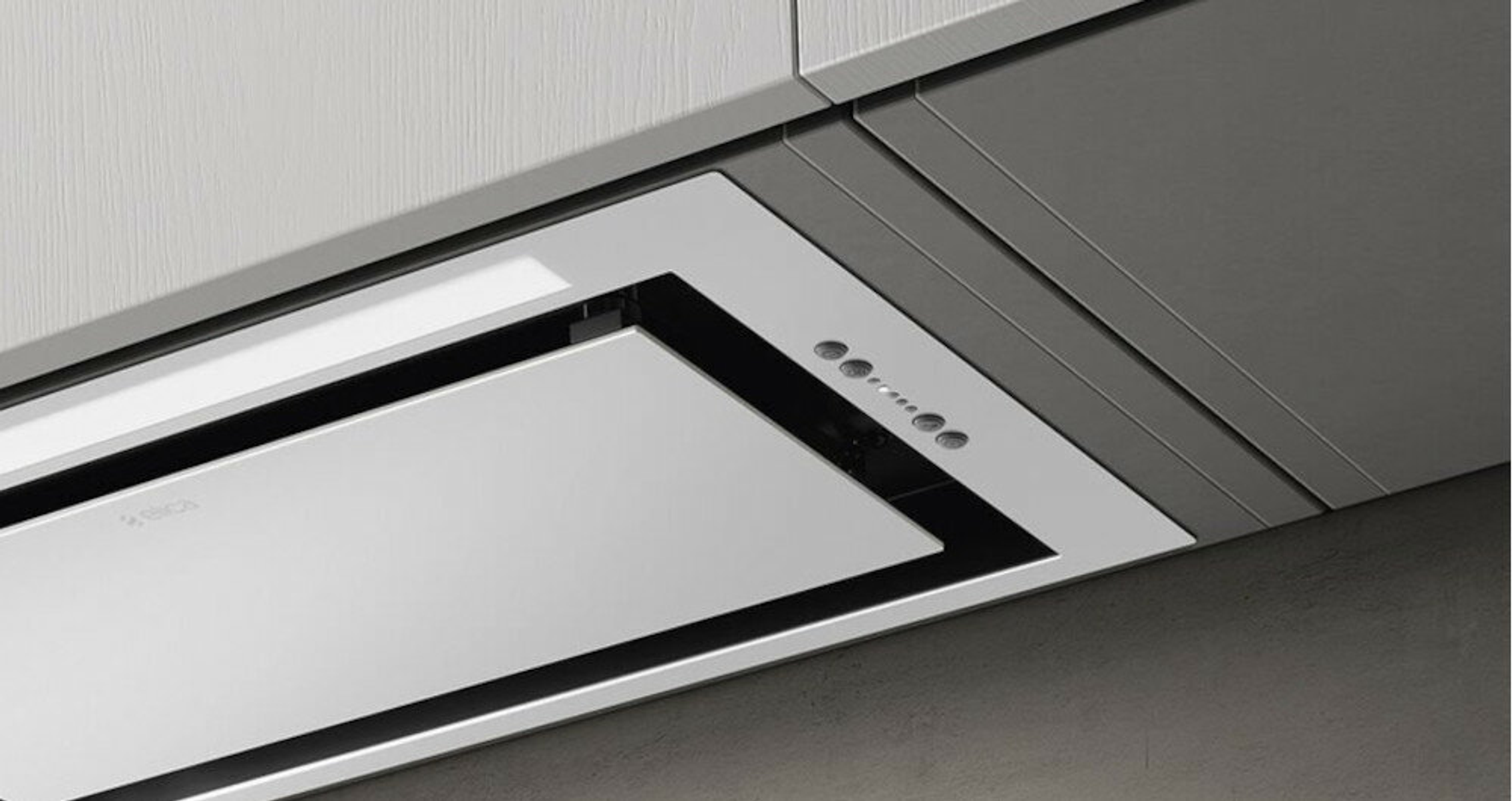 Biały okap zamontowany w kuchni. Ma prostokątny kształt i elegancki design.