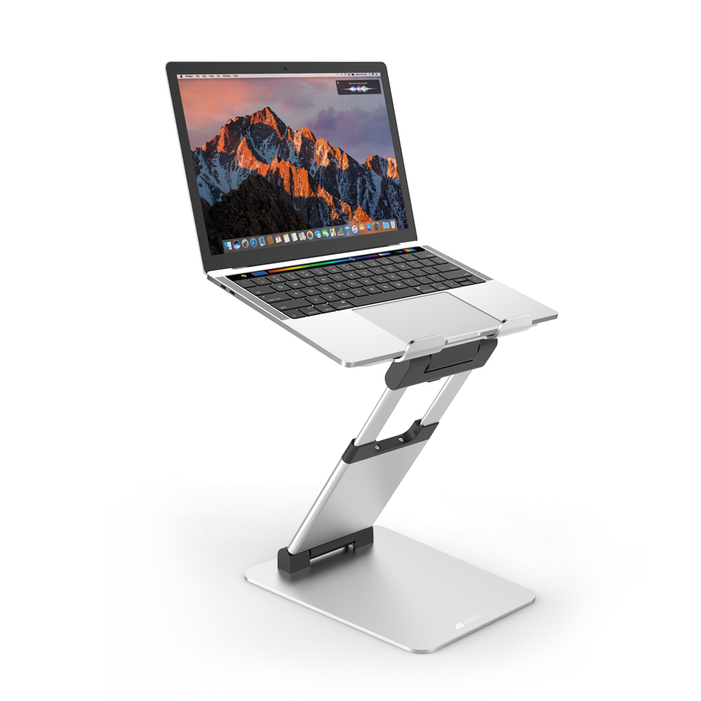 Un laptop su un supporto rialzato. Il supporto è argento e lo sfondo è bianco.