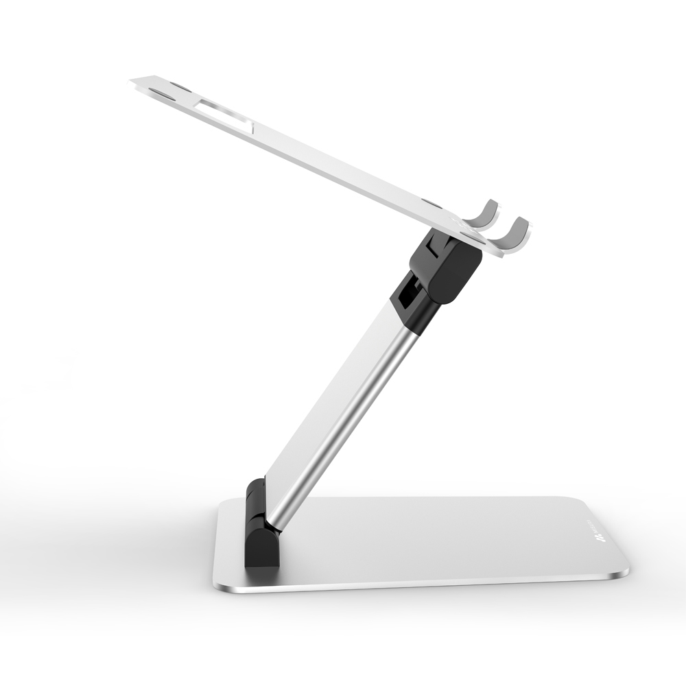 Supporto per laptop, colore argento, altezza regolabile. È su sfondo bianco. Il supporto è angolato verso l'alto.