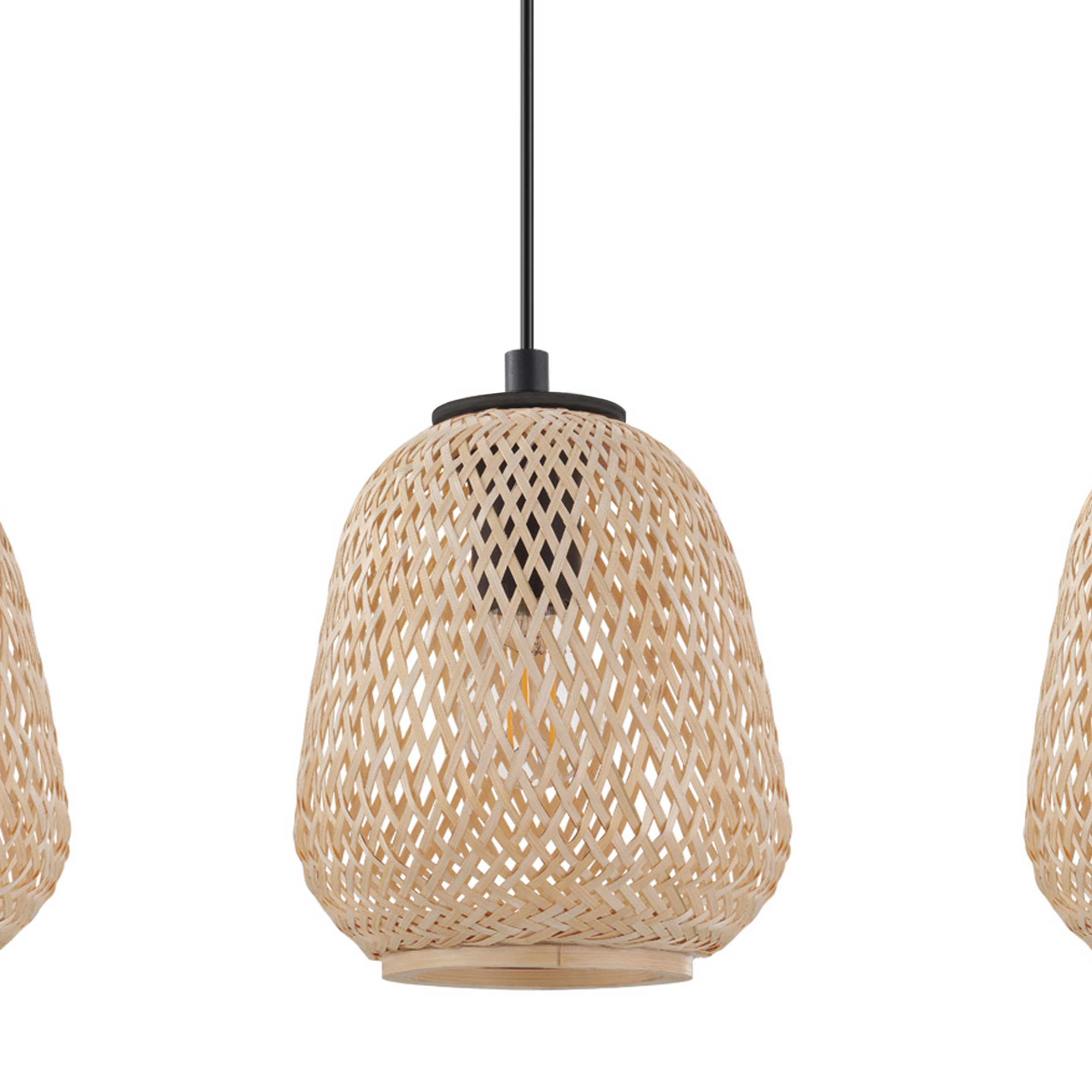 Tre lampade a sospensione intrecciate, di colore beige, appese su sfondo bianco.