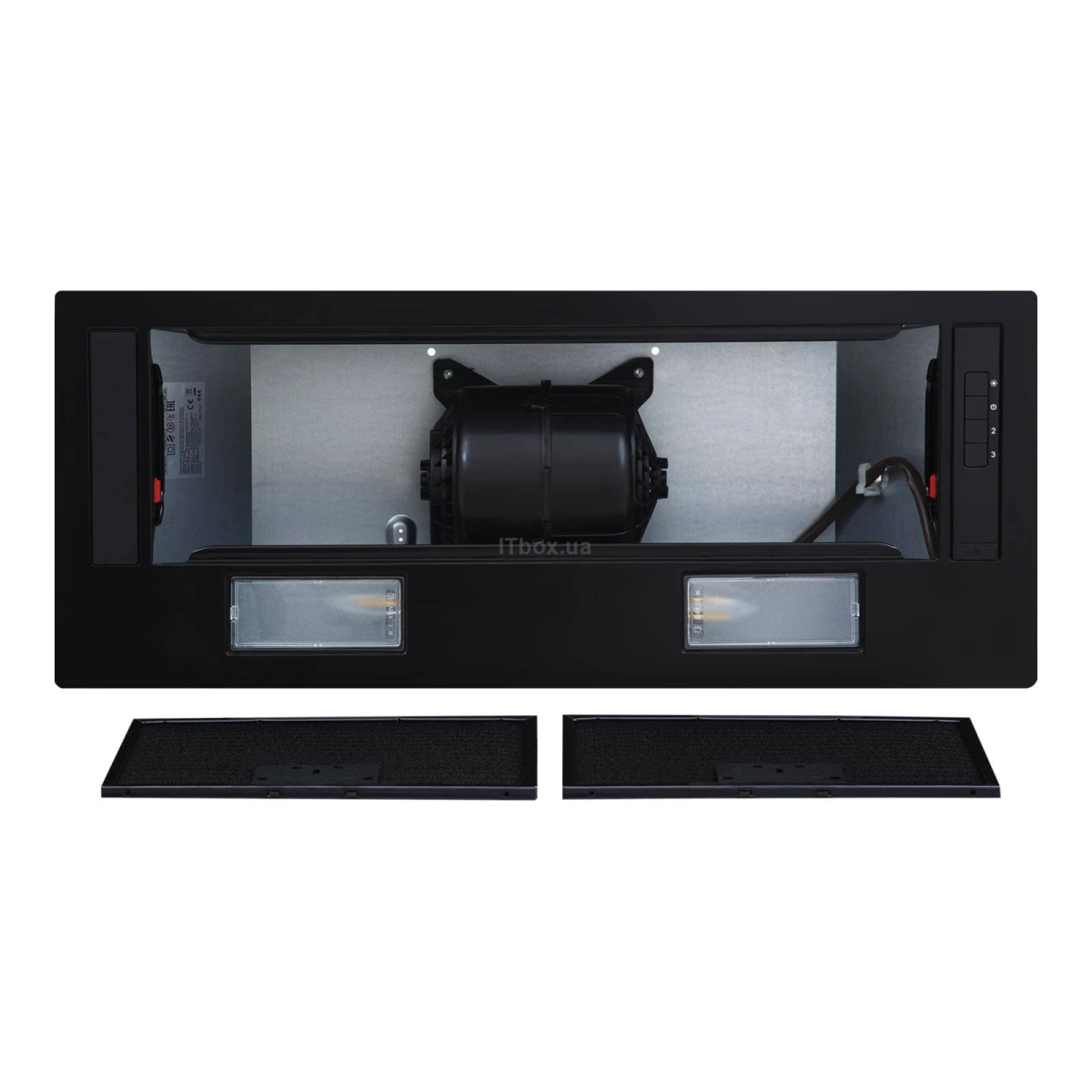 Interno di cappa da cucina nera con ventola, luci e filtri, con due filtri rimossi in basso.