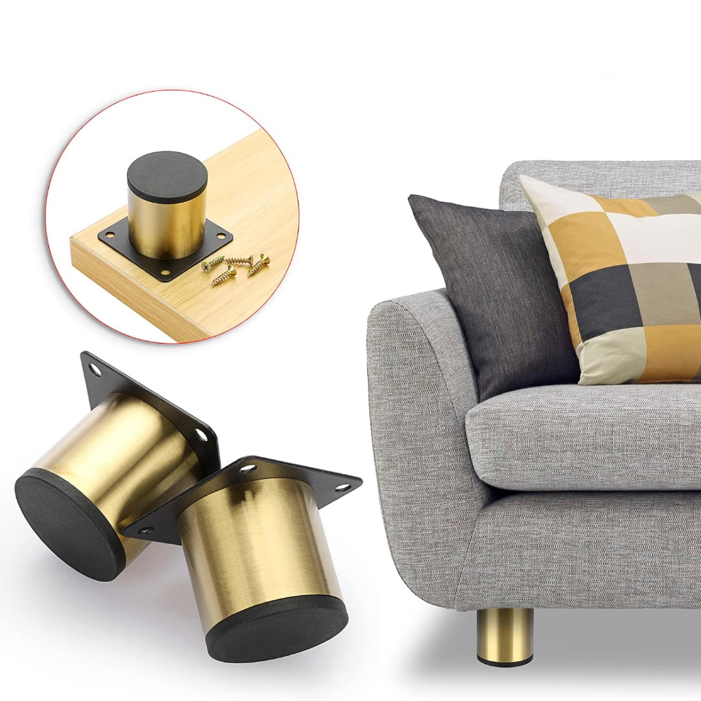Goldfarbene Möbelfüße mit schwarzen Deckeln. Sofa mit grauem Stoff und gelb kariertem Kissen.