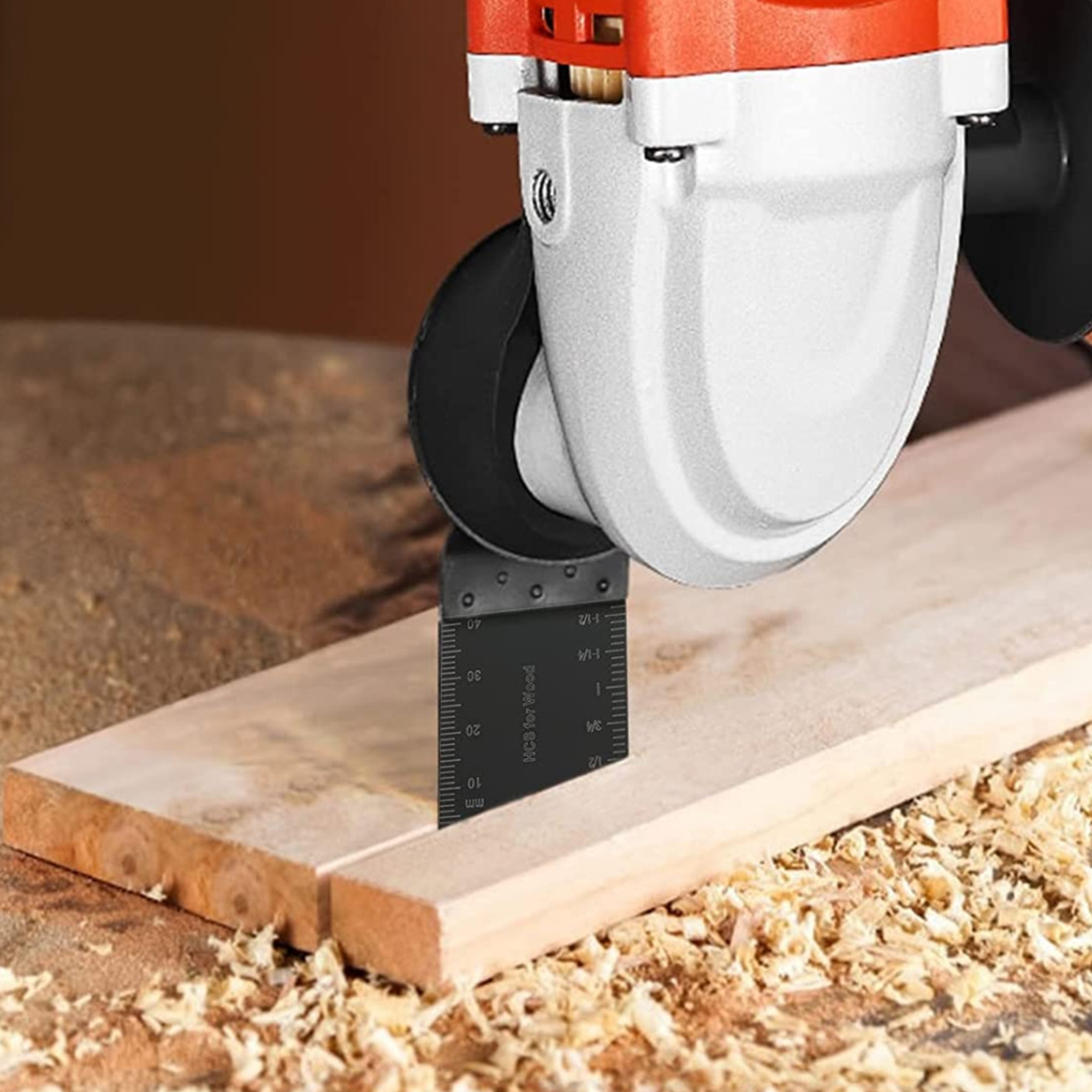 Ein Winkelschleifer schneidet eine Holzbohle. Ein Messer schneidet eine Nut in das Holz. Sägemehl ist sichtbar.