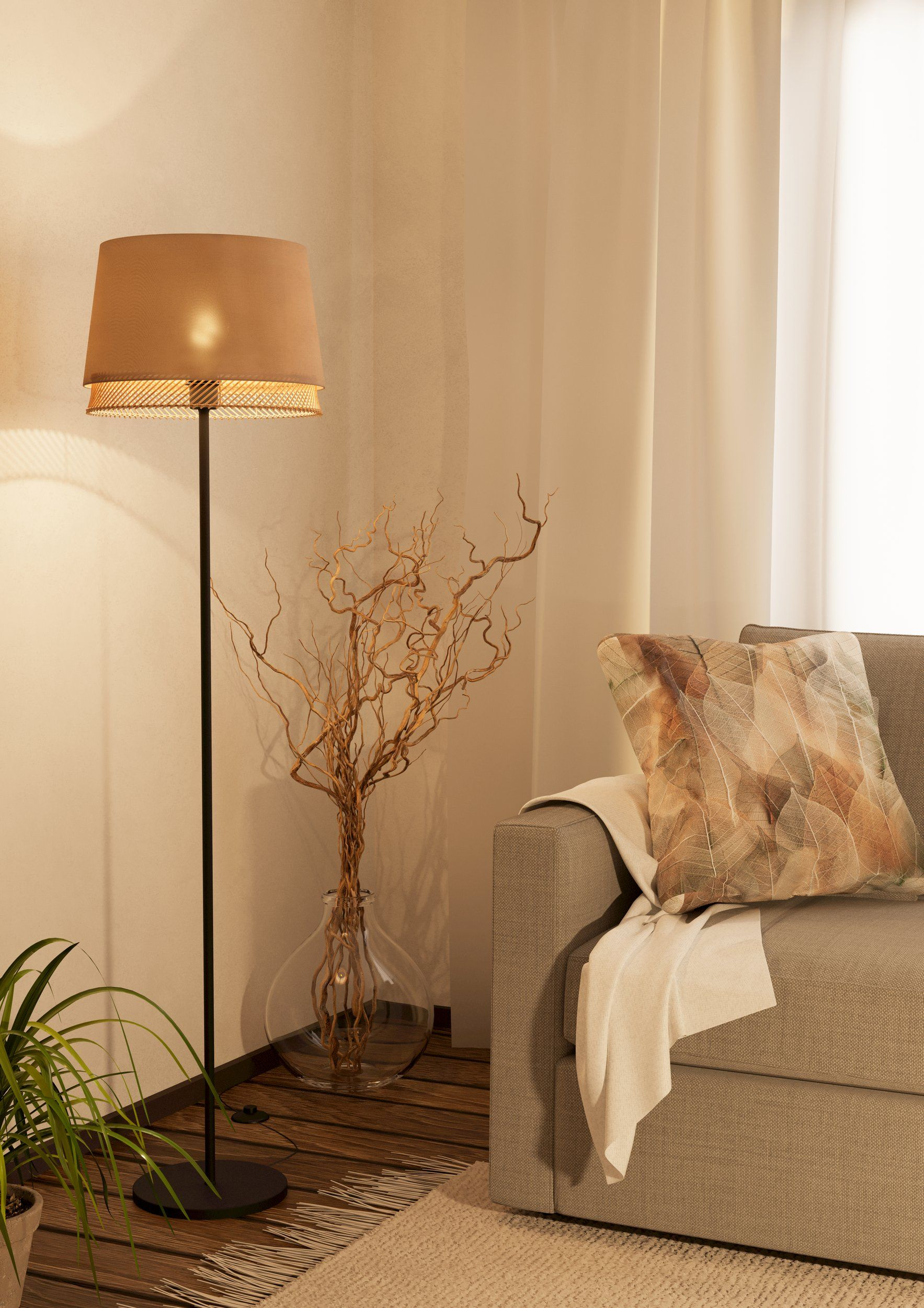Eine Stehlampe mit Lampenschirm, eine Vase mit Zweigen und ein Sofa mit Kissen und Decke, warmes Licht.