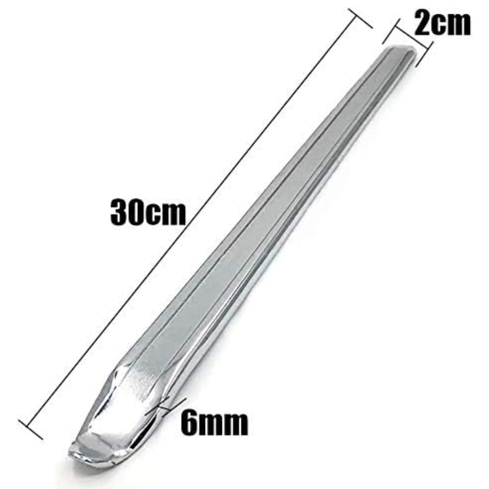 Ein silberner Reifenheber mit den Maßen: 30 cm lang, 6 mm dick und an der breitesten Stelle 2 cm, vor Weiß.