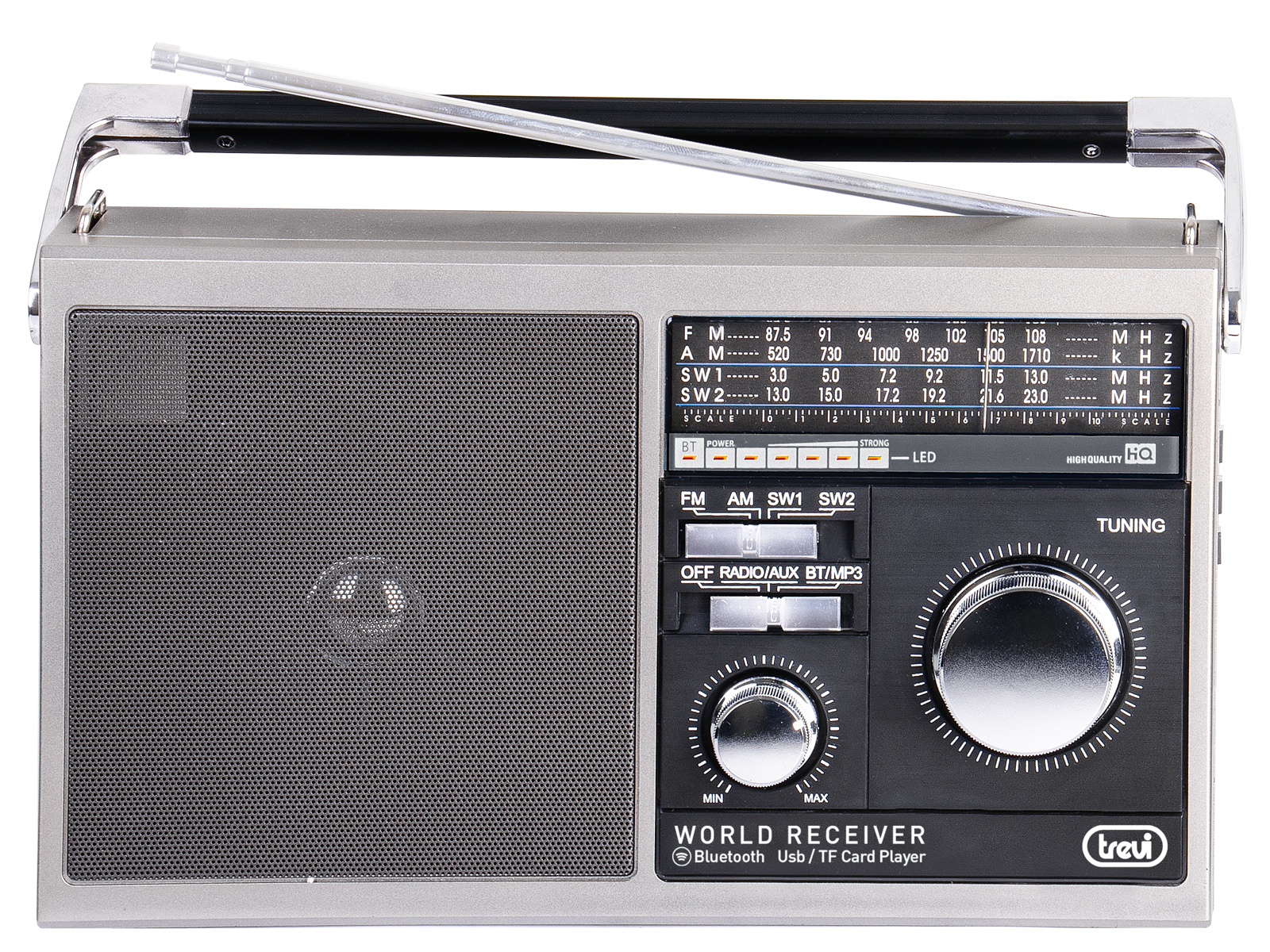 Una radio portatile argentata e nera. Ha manopole di sintonizzazione, pulsanti e un'antenna. Lo sfondo è bianco.