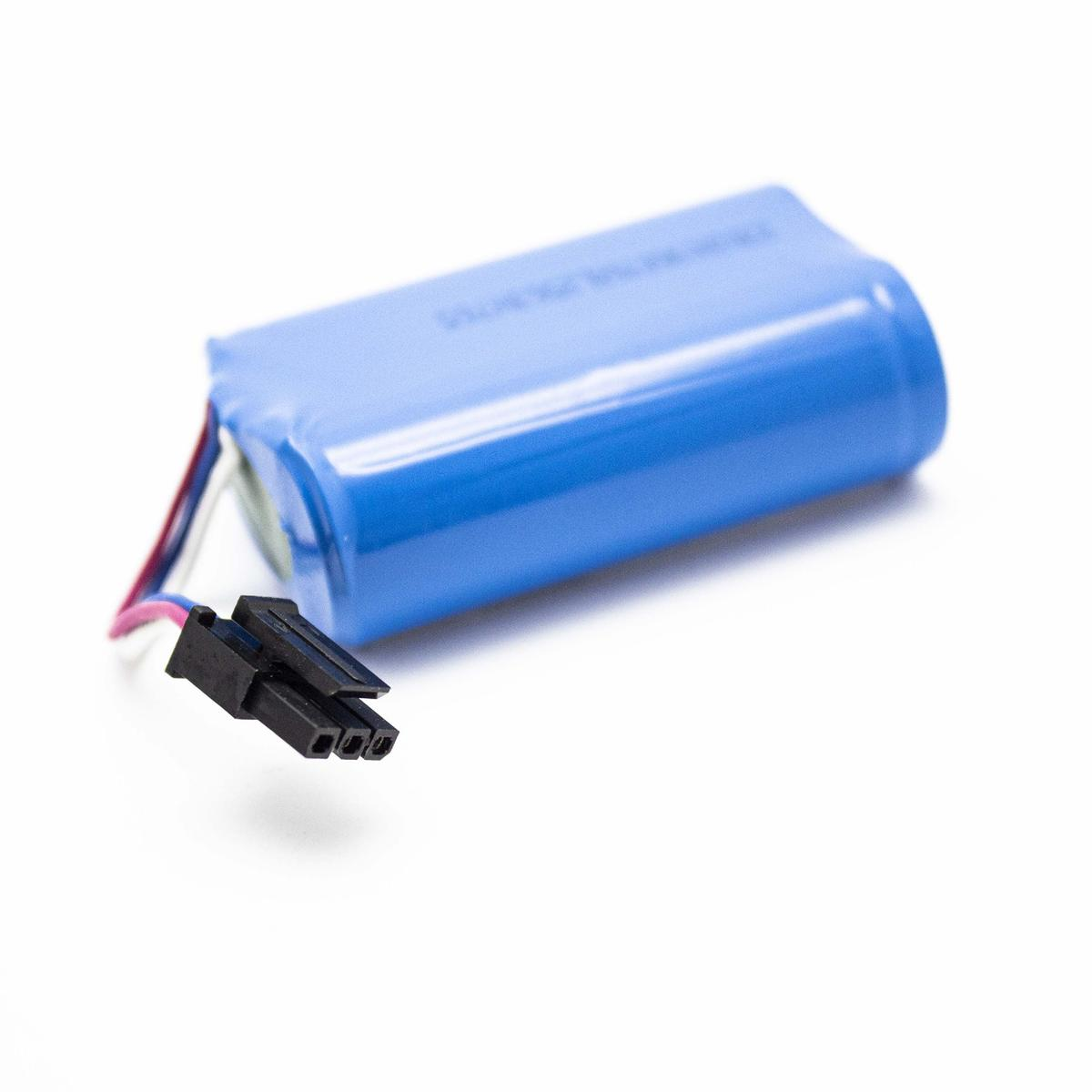 Eine blaue Batterie mit einem schwarzen Stecker auf einer weißen Oberfläche.