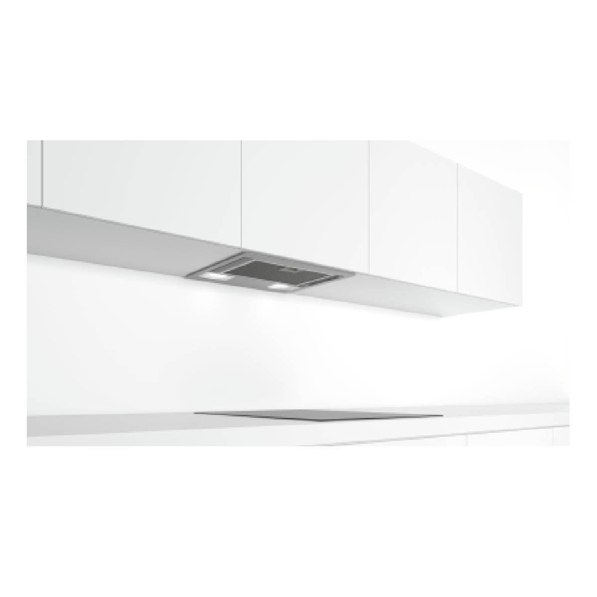 Biały okap kuchenny zamontowany pod białą szafką. Białe tło ściany.