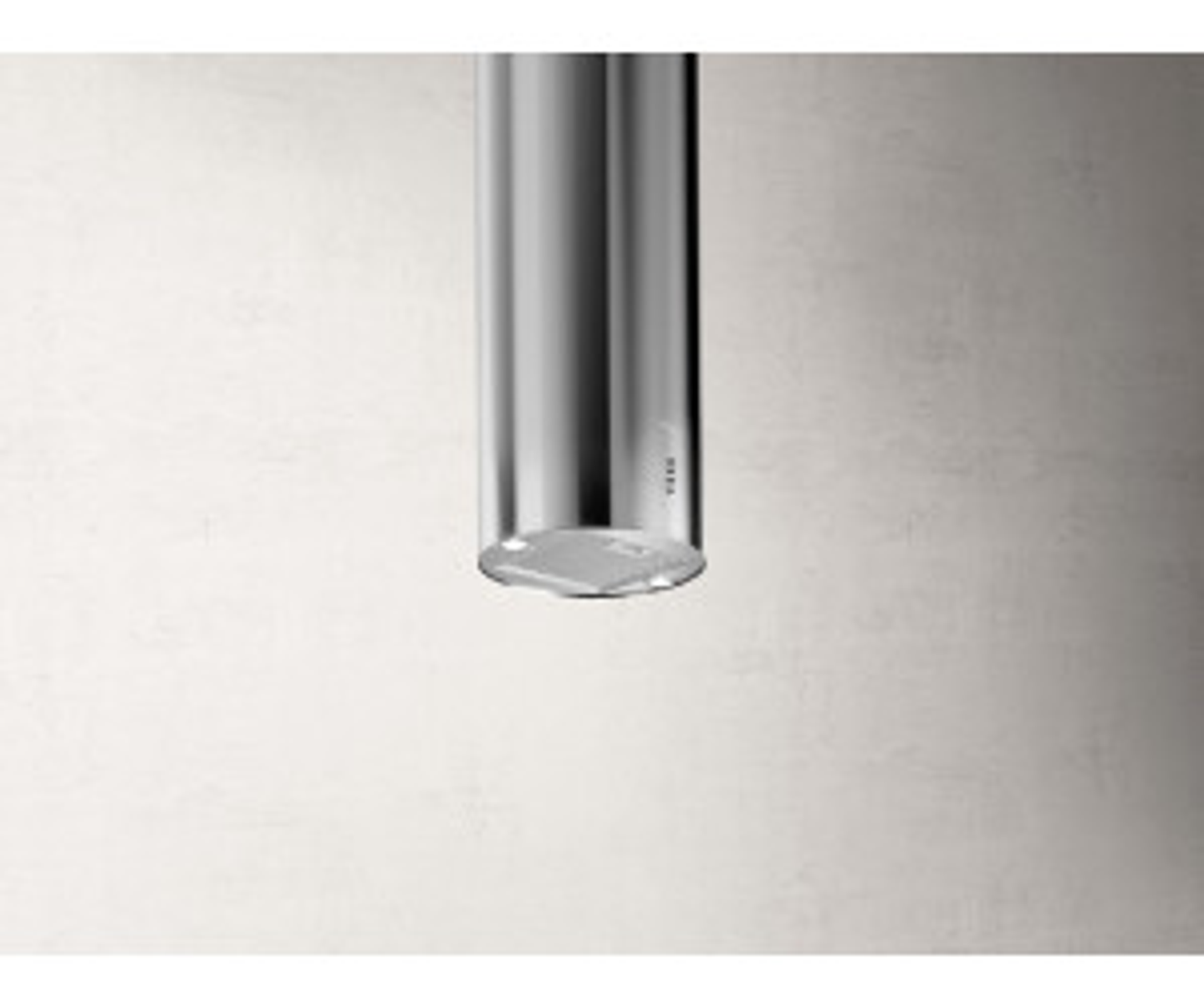 Una moderna cappa aspirante cilindrica in acciaio inossidabile appesa a un soffitto bianco, con sfondo bianco.