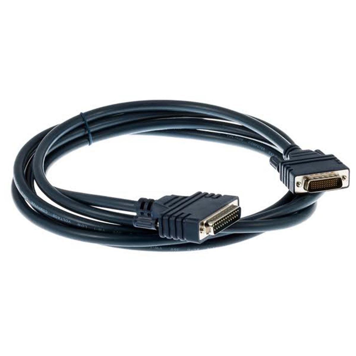Un cavo DVI ad anello su sfondo bianco. Cavo e connettori neri.