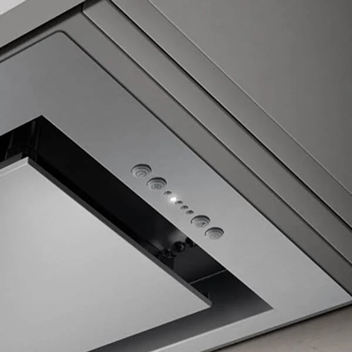 Primo piano del pannello di controllo di una cappa in acciaio inox con diversi pulsanti e luci.