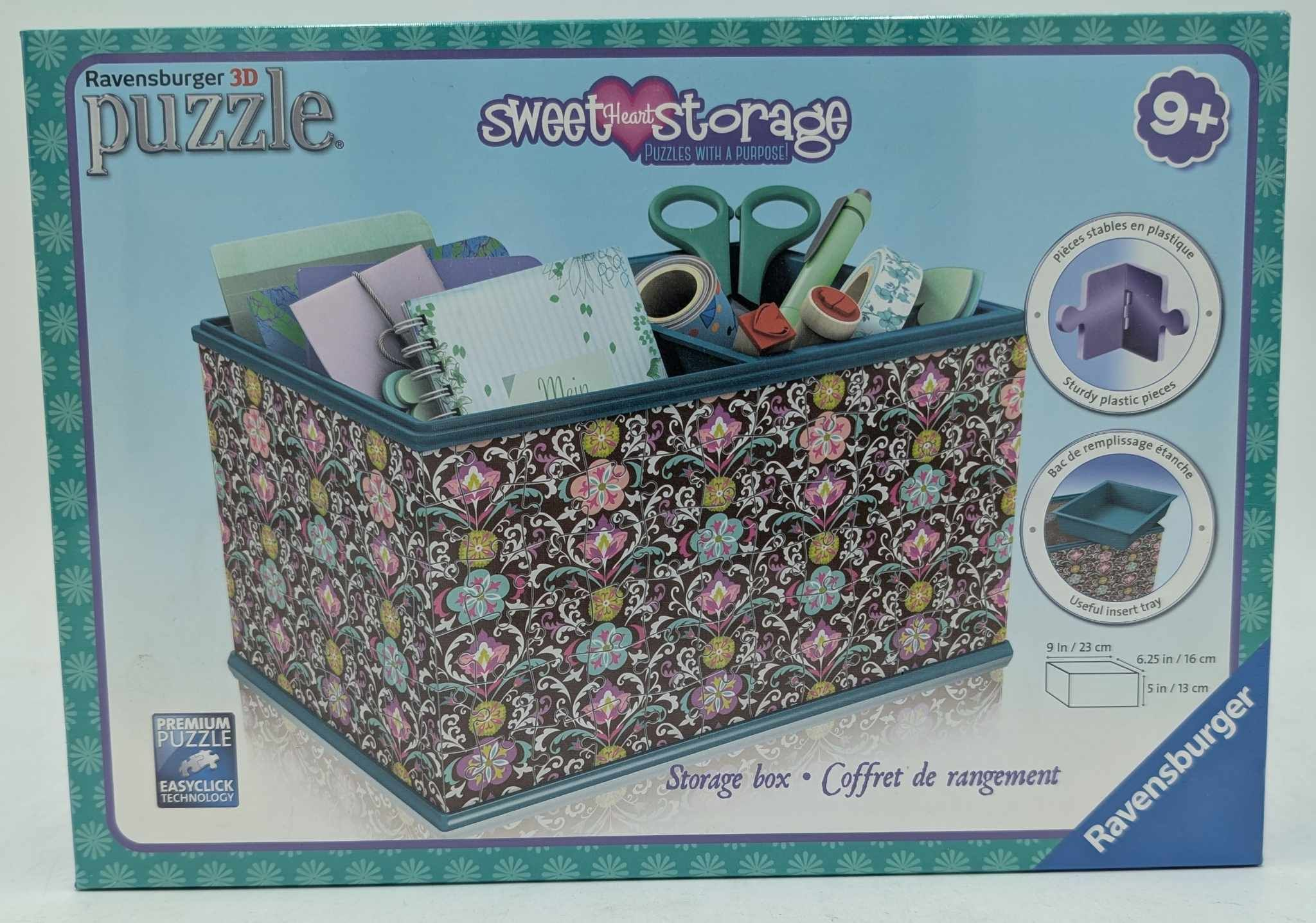 Box mit einem Aufbewahrungsbox-Puzzle. Die Box hat florale Designs. Es steht 'Sweet Heart Storage'.