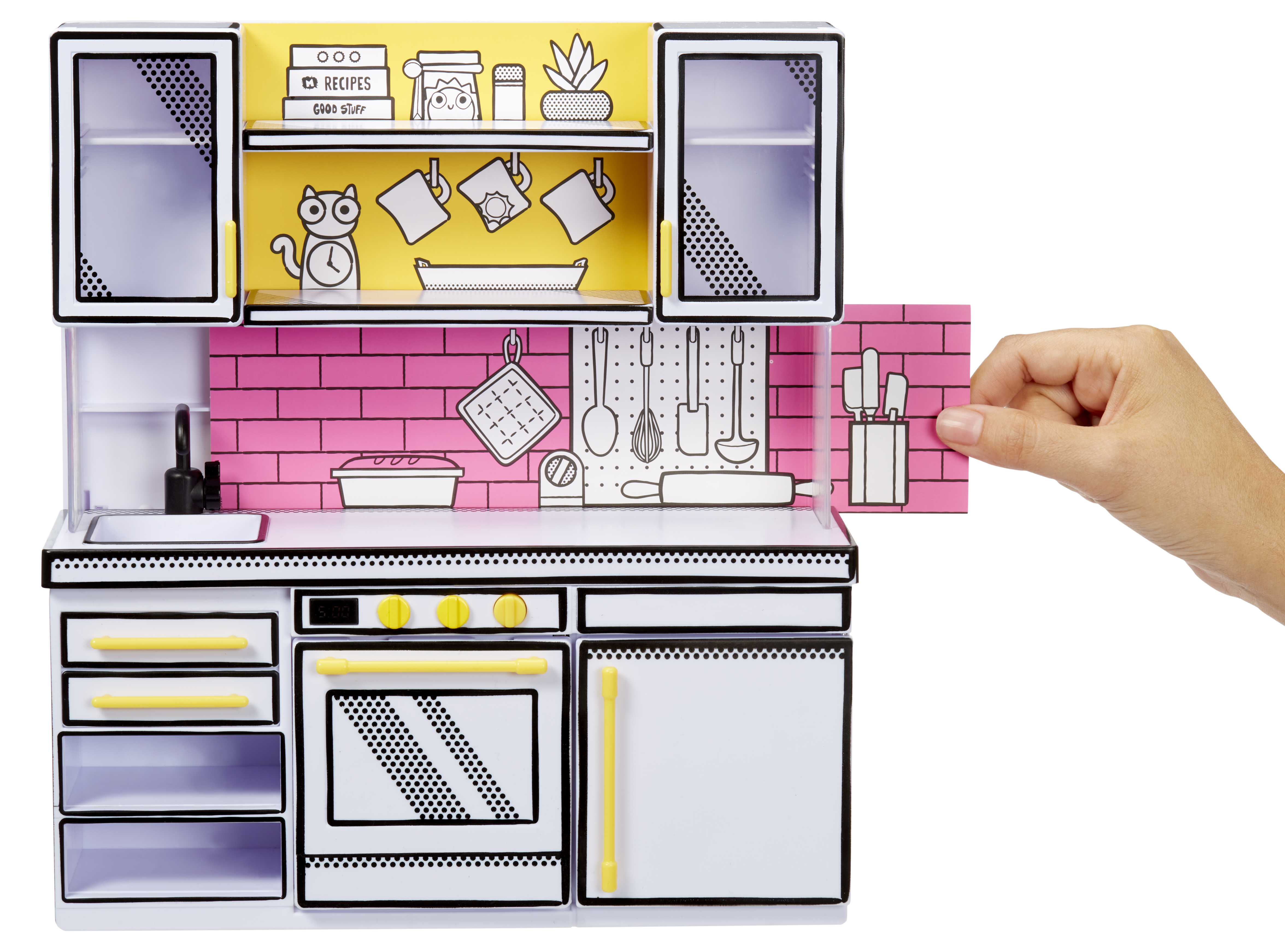 Se muestra un juego de cocina de juguete. Tiene un diseño blanco y negro y detalles amarillos.