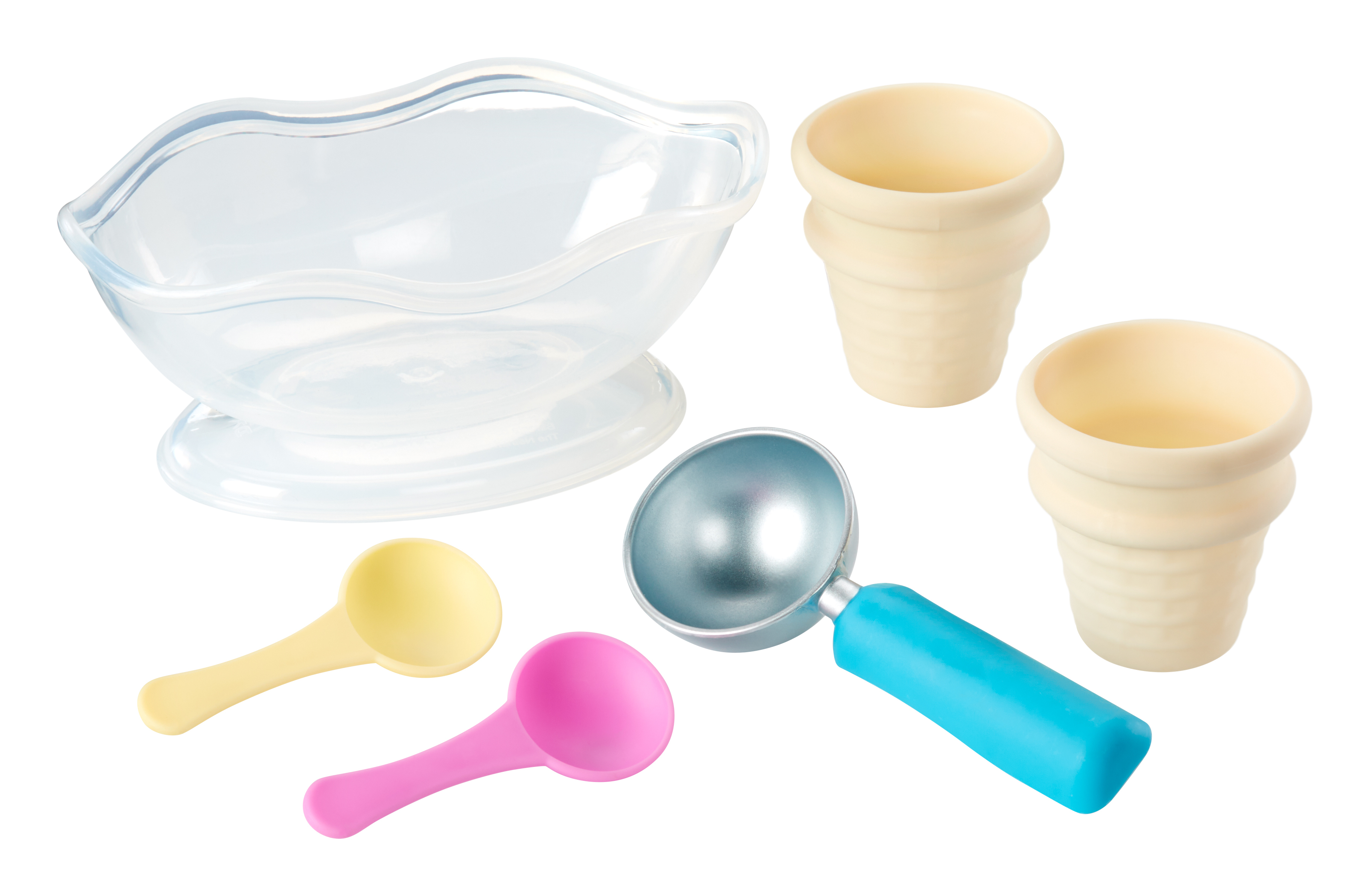 Eiscreme-Set: klare Schüssel, zwei Waffeltüten, zwei Löffel und ein Eisportionierer mit blauem Griff.