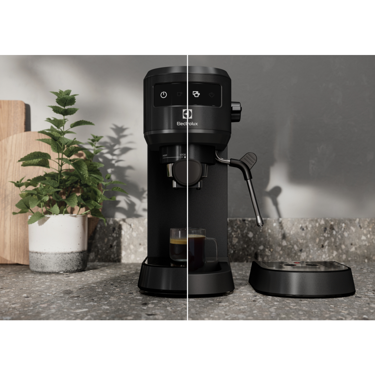 Macchina per espresso nera Electrolux su un piano di lavoro. Si sta preparando un bicchiere di espresso.