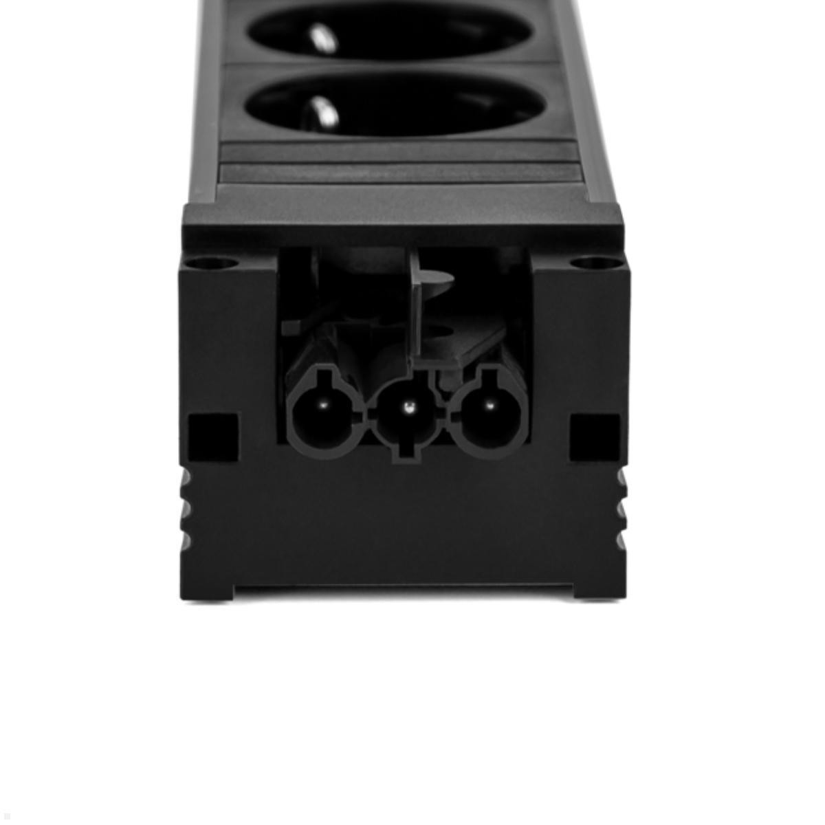 Czarny przedłużacz z trzema gniazdami. Widok z końca.