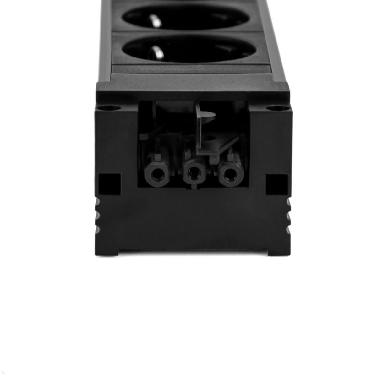 Czarny przedłużacz z trzema gniazdami. Widok z końca.