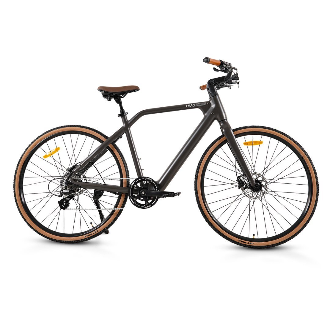 Ein dunkelgraues CMACEWHEEL E-Bike wird auf einem weißen Hintergrund präsentiert, wobei sein Design und braune Lederdetails hervorgehoben werden.