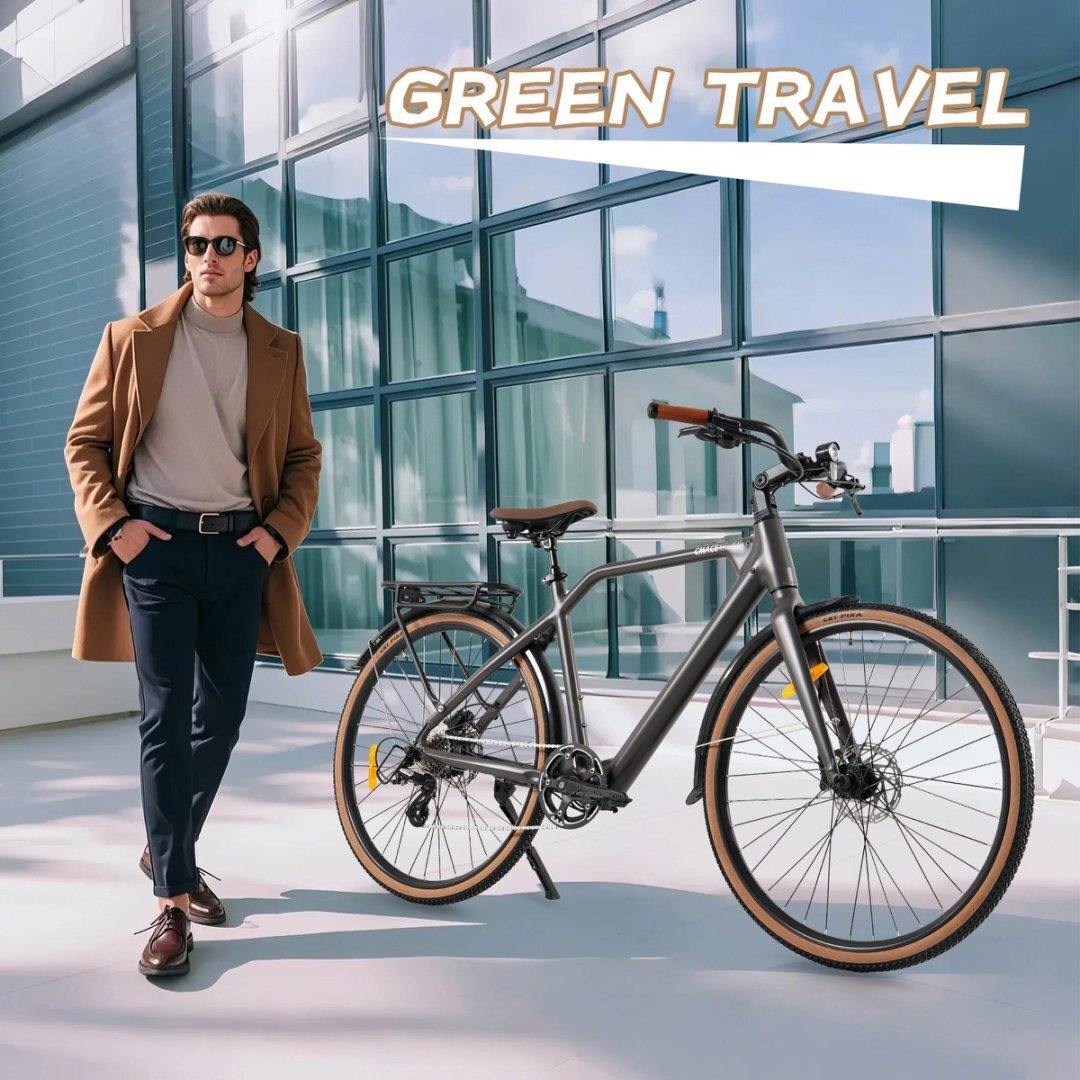 Ein Mann in einem braunen Mantel und Sonnenbrille steht neben einem grauen Fahrrad. Green Travel steht da.