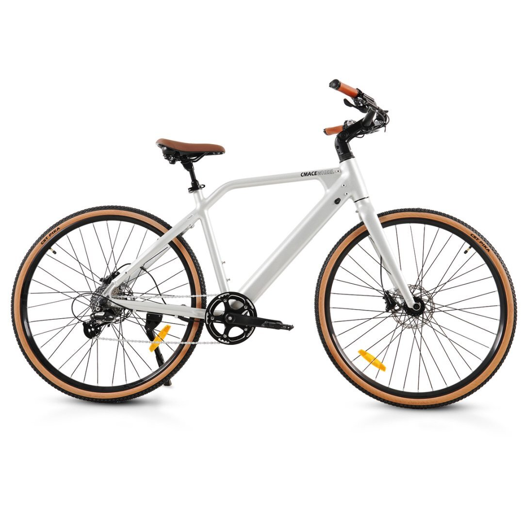 Ein weißes Elektrofahrrad mit beigen Reifen und braunem Sattel und Lenker, isoliert auf Weiß.