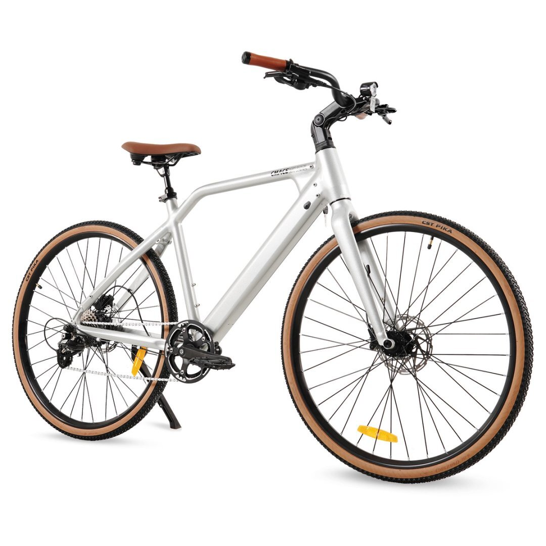 Silbernes Rennrad mit braunen Reifen und braunem Sattel, vor weißem Hintergrund.