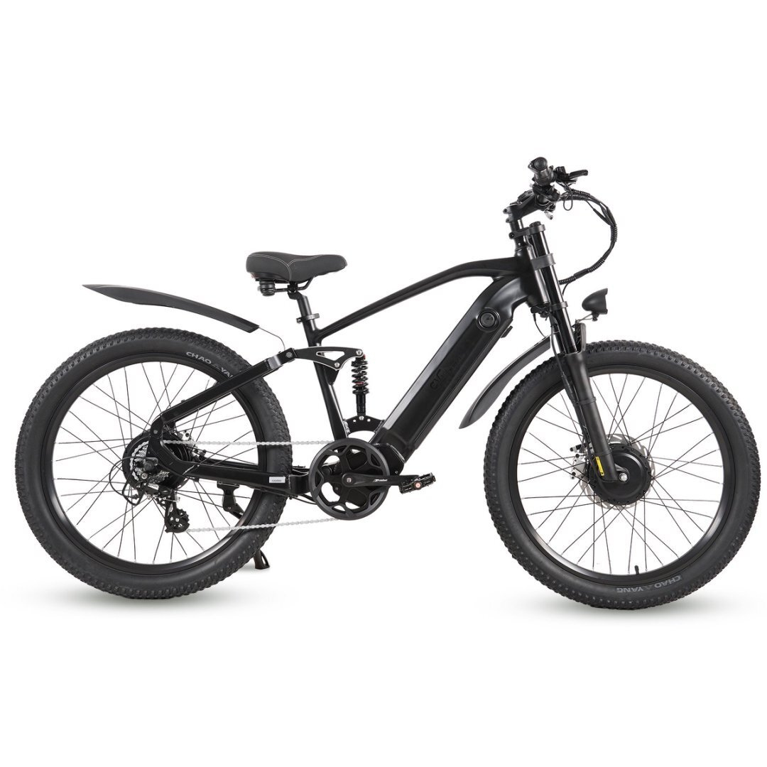 Ein schwarzes E-Bike mit Vorder- und Hinterradfederung, großen Reifen und Scheibenbremsen, das auf einem weißen Hintergrund nach rechts geneigt ist.