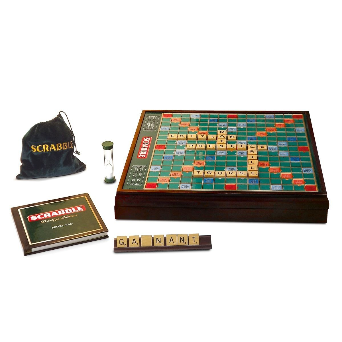 Een Scrabble Deluxe Edition spelset. Inclusief het bord, tegels, een scoreblok, een zandloper en een zak.