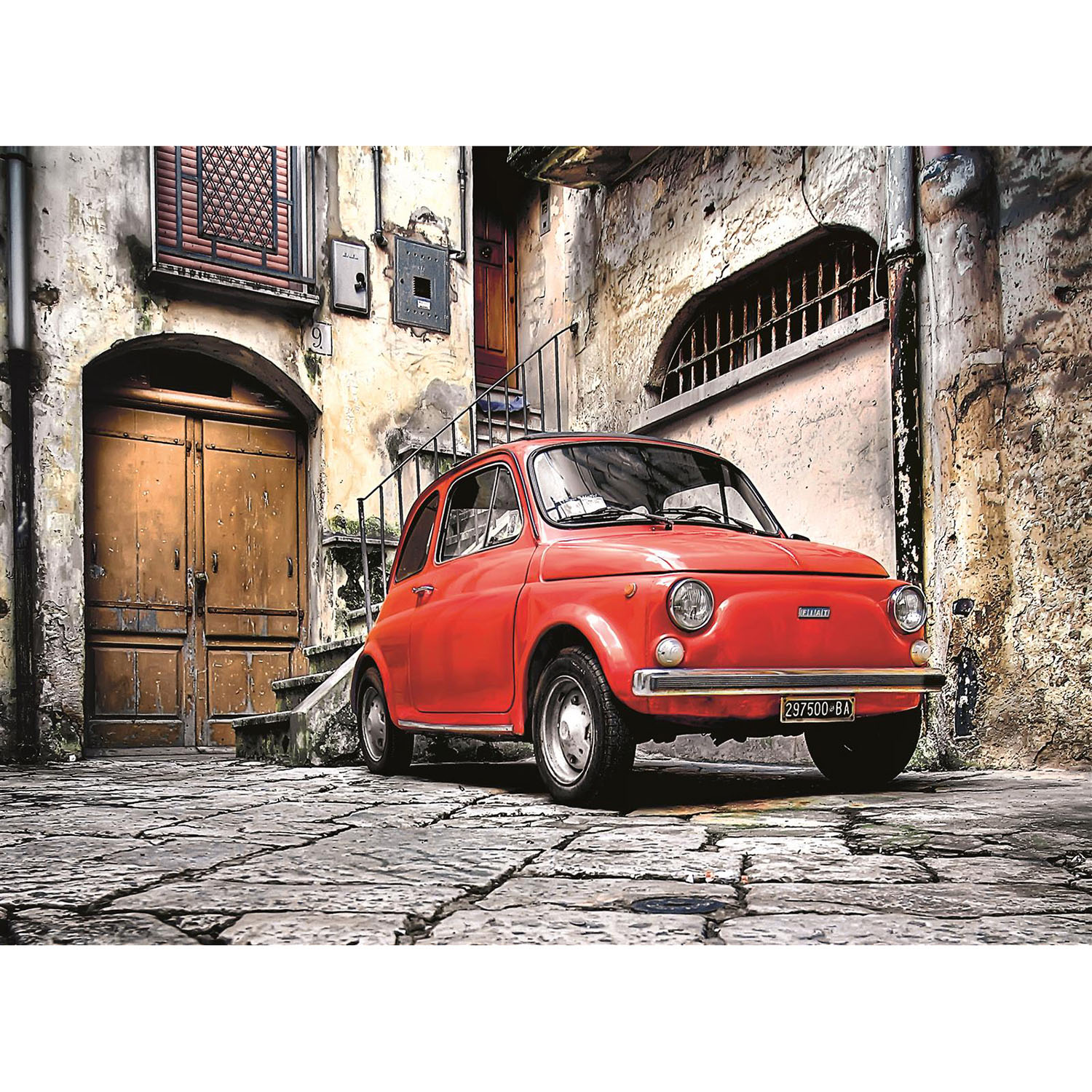 Una Fiat 500 rossa è parcheggiata su una strada acciottolata di fronte a un vecchio edificio.