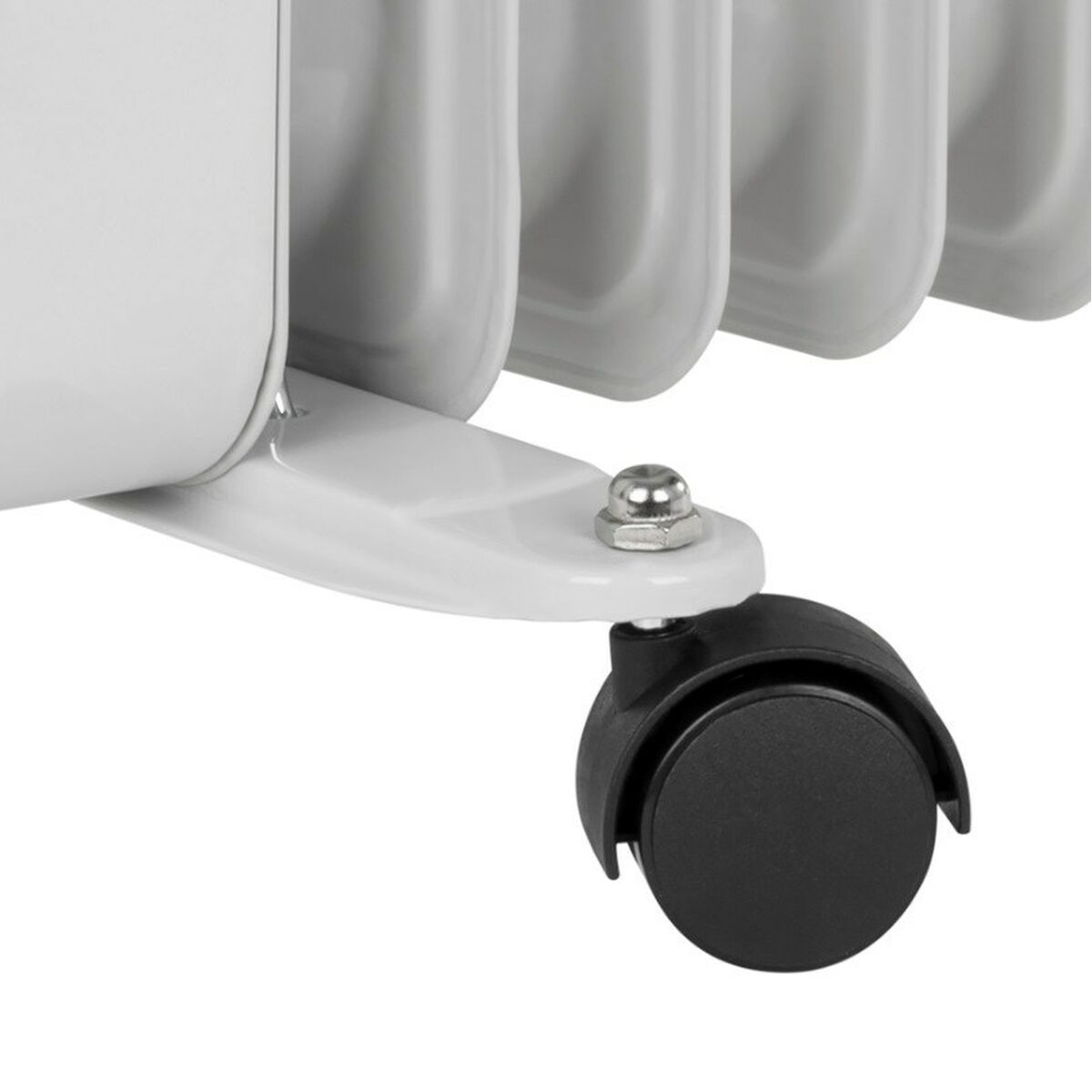 Zbliżenie białego koła grzejnika. Czarne koło jest przymocowane do podstawy.