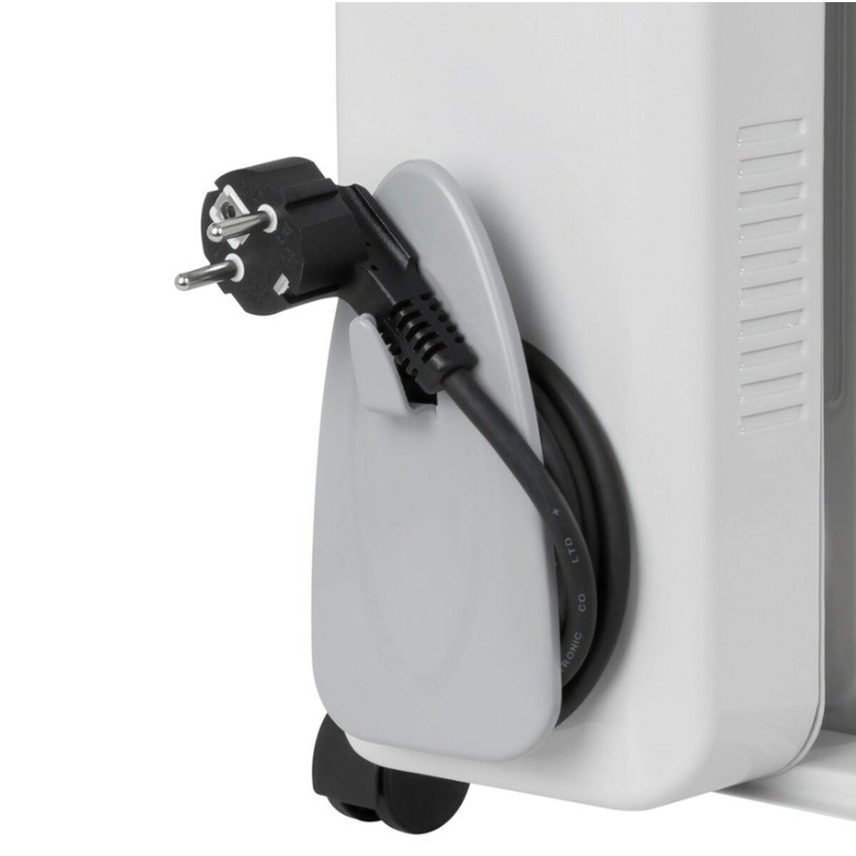 Biała ściana z wtyczką i uchwytem na kabel. Czarny przewód jest zwinięty na uchwycie.