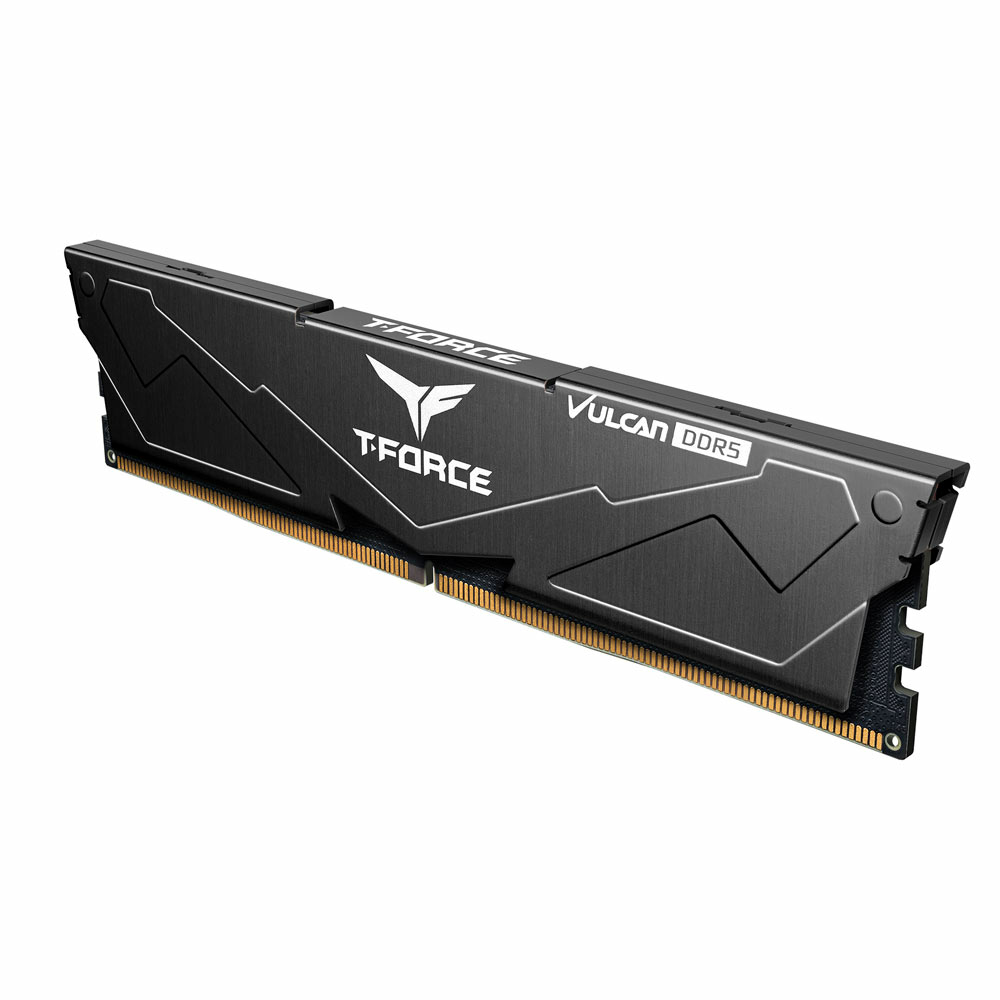 Czarny moduł RAM ze srebrnym logo T-FORCE i oznaczeniami Vulcan DDR5, widok z boku.
