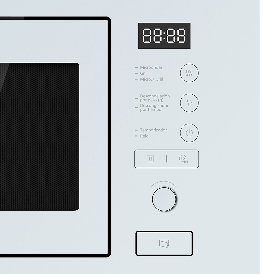 Zbliżenie panelu sterowania kuchenką mikrofalową z wyświetlaczem cyfrowym i przyciskami.