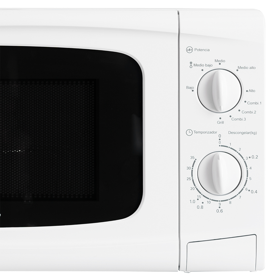 Zbliżenie białego panelu sterowania kuchenki mikrofalowej z pokrętłami i przyciskami.