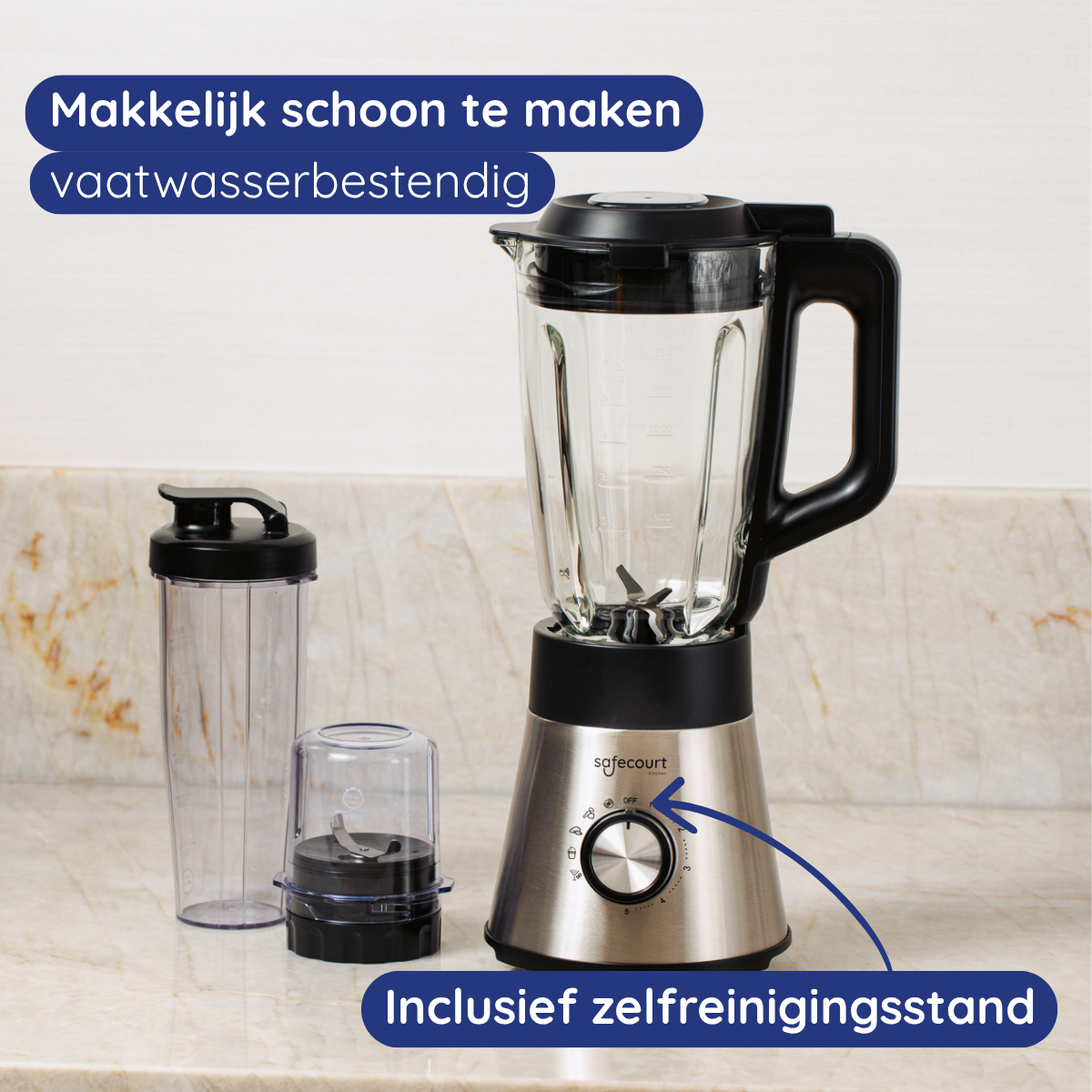 Blender met een afneembare beker en een reinigingsstandaard. De blender is zilver en zwart.