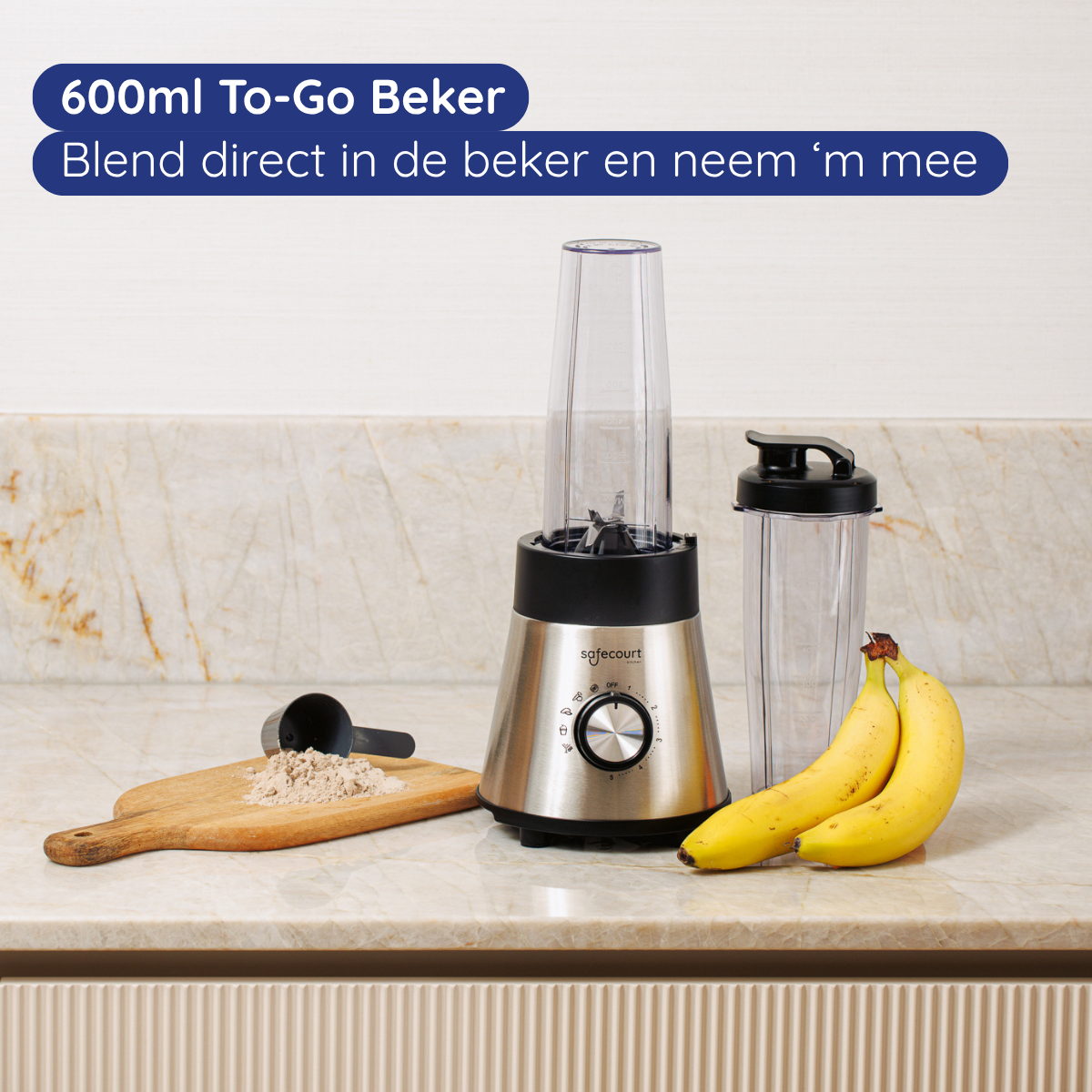Een blender met een To-Go fles en een kleine maalbeker, met ingrediënten op een houten plank en bananen.