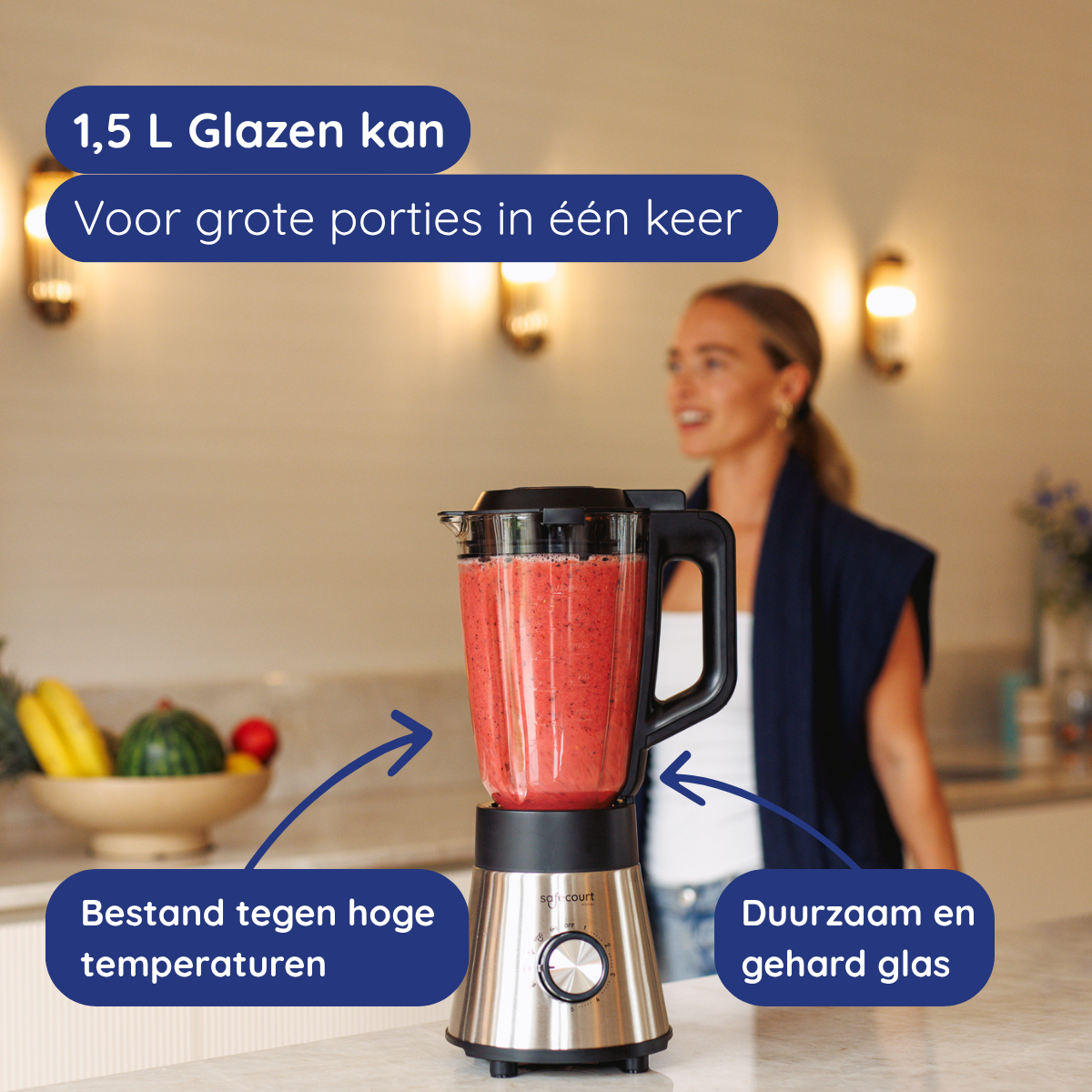 Blender met rode smoothie en een vrouw op de achtergrond. Tekst zegt: 1,5L glazen kan.