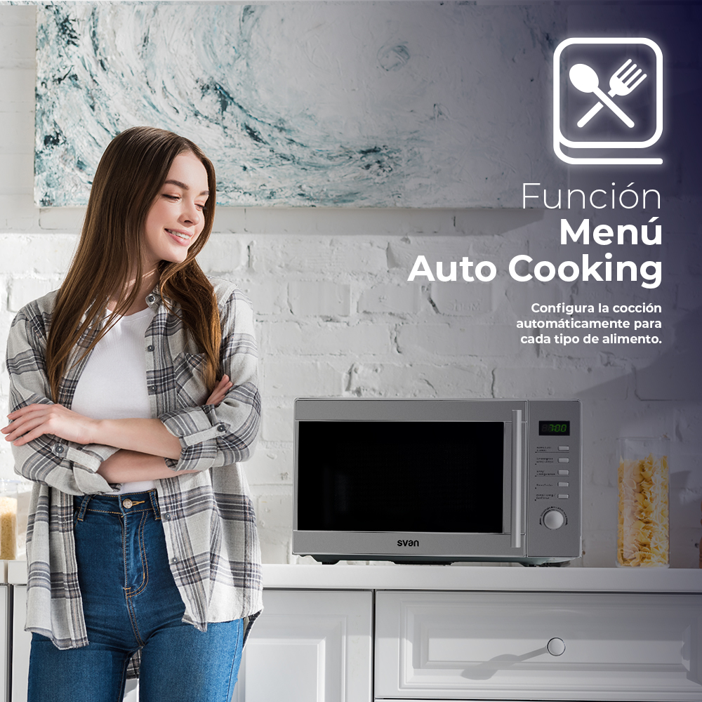 Donna in cucina vicino al microonde. Il testo dice: cottura automatica.